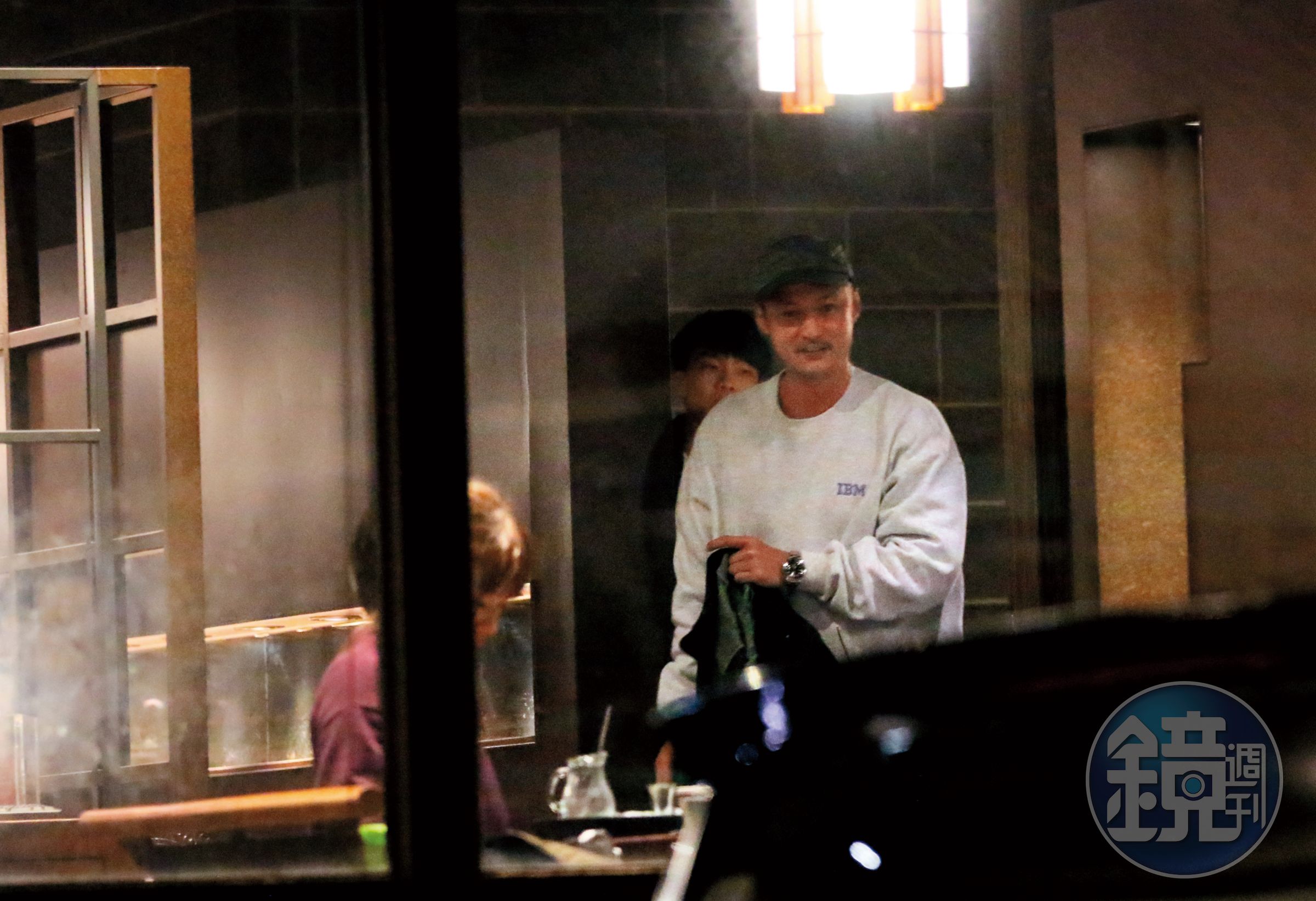 1月27日18：25，余文樂跟電競成員聚餐熱呼呼嗑鍋，吃了大半小時後，起身離席。
