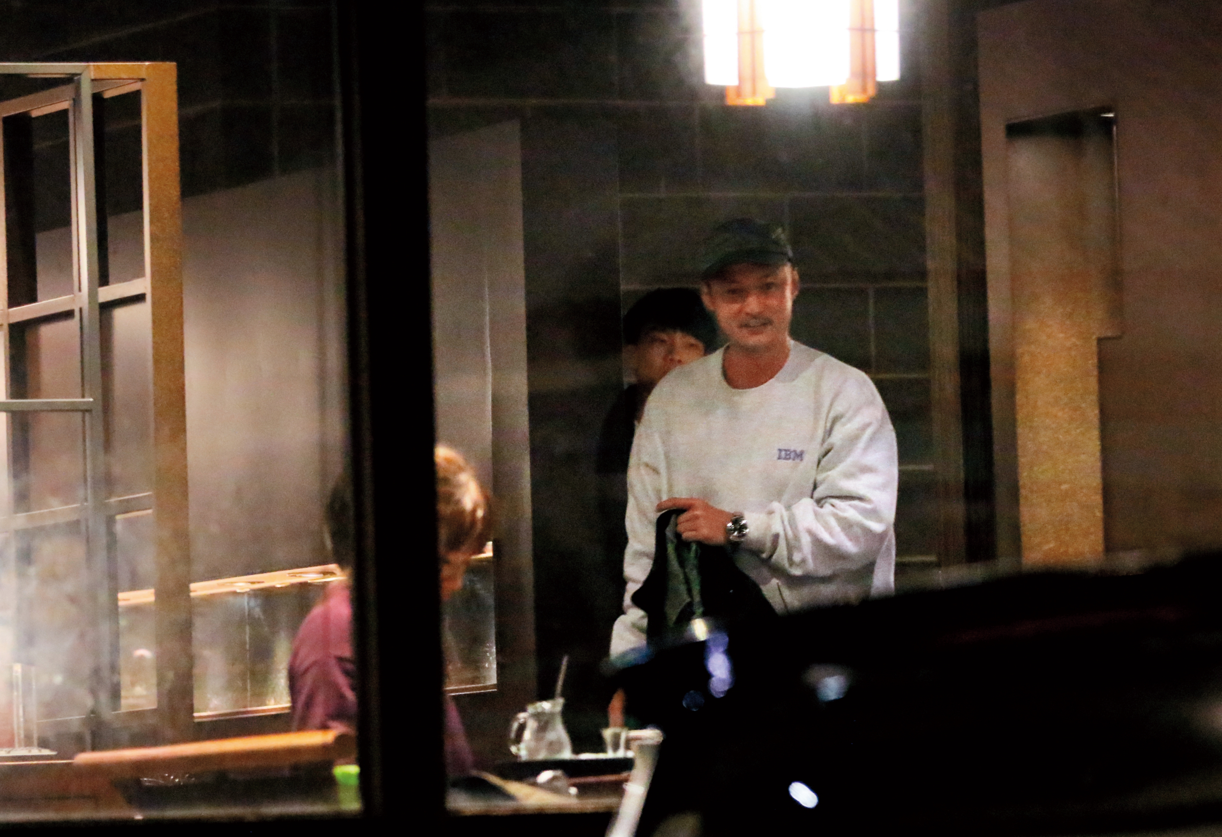 1月27日18：25，余文樂跟電競成員聚餐熱呼呼嗑鍋，吃了大半小時後，起身離席。