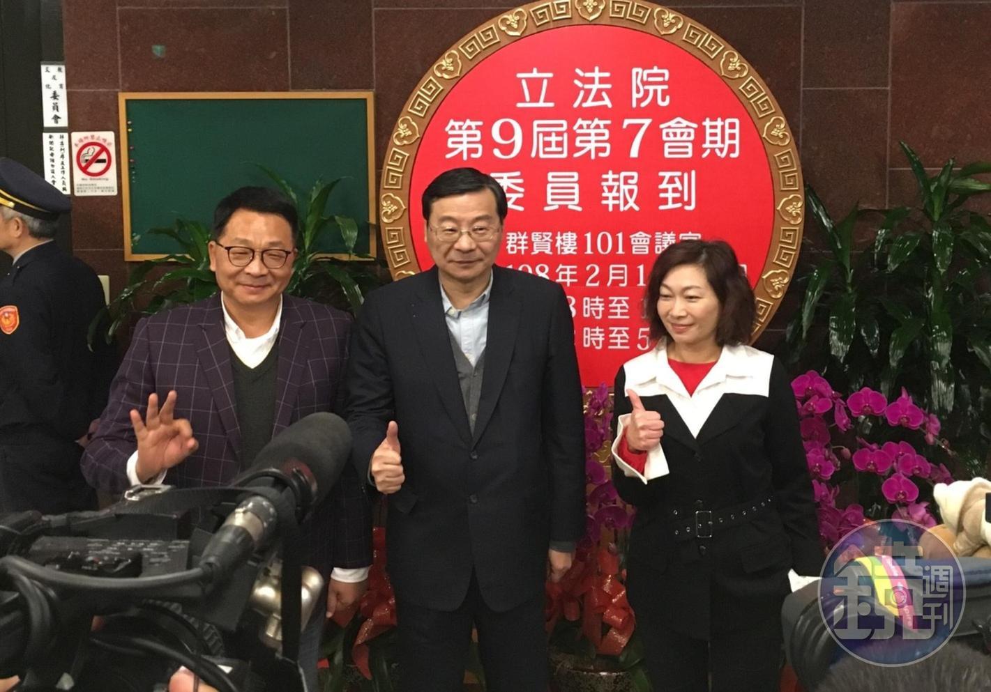 立法院新會期報到,民進黨立委陳靜敏(右)搶得頭香。