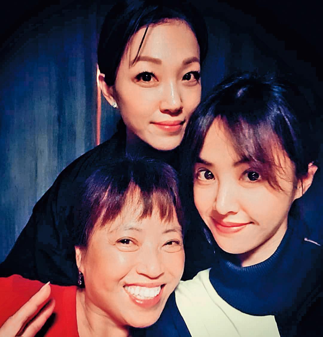 去年1月蔡依林秀出跟媽媽、姐姐的合照,母女3人超像。(翻攝自蔡依林IG)