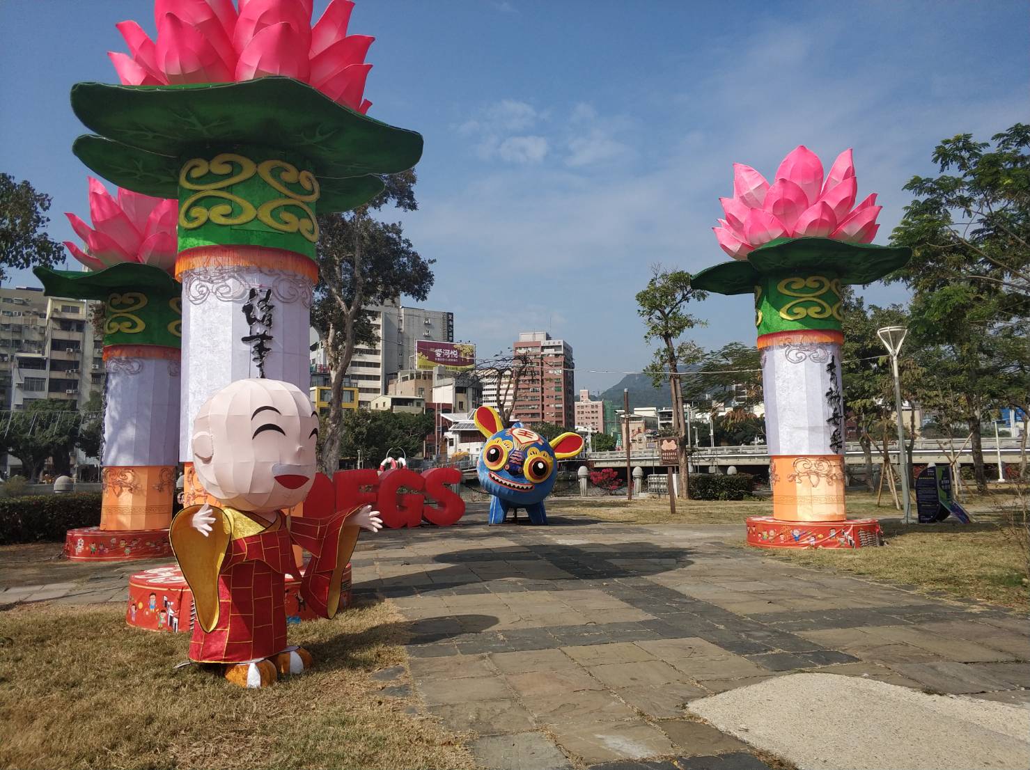 高雄燈會舉行試燈，但造型奇特的蓮花燈引發網友議論。