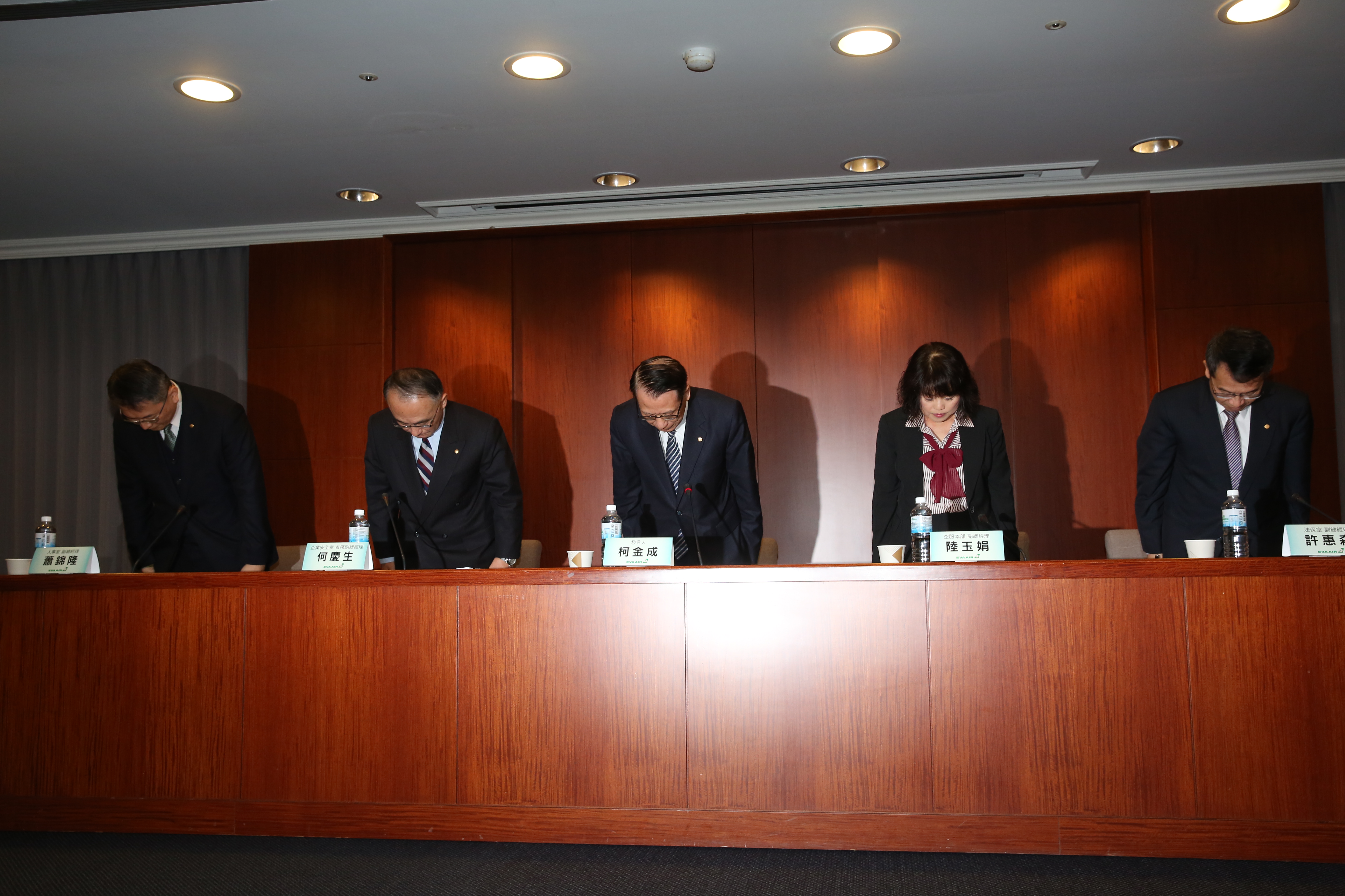 長榮航空今召開記者會，由人事室副總蕭錦隆（左起）、企業安全室首席副總何慶生、發言人柯金成、空服本部副總陸玉娟、法保室副總許惠森一同現身，並向社會大眾鞠躬致歉。 