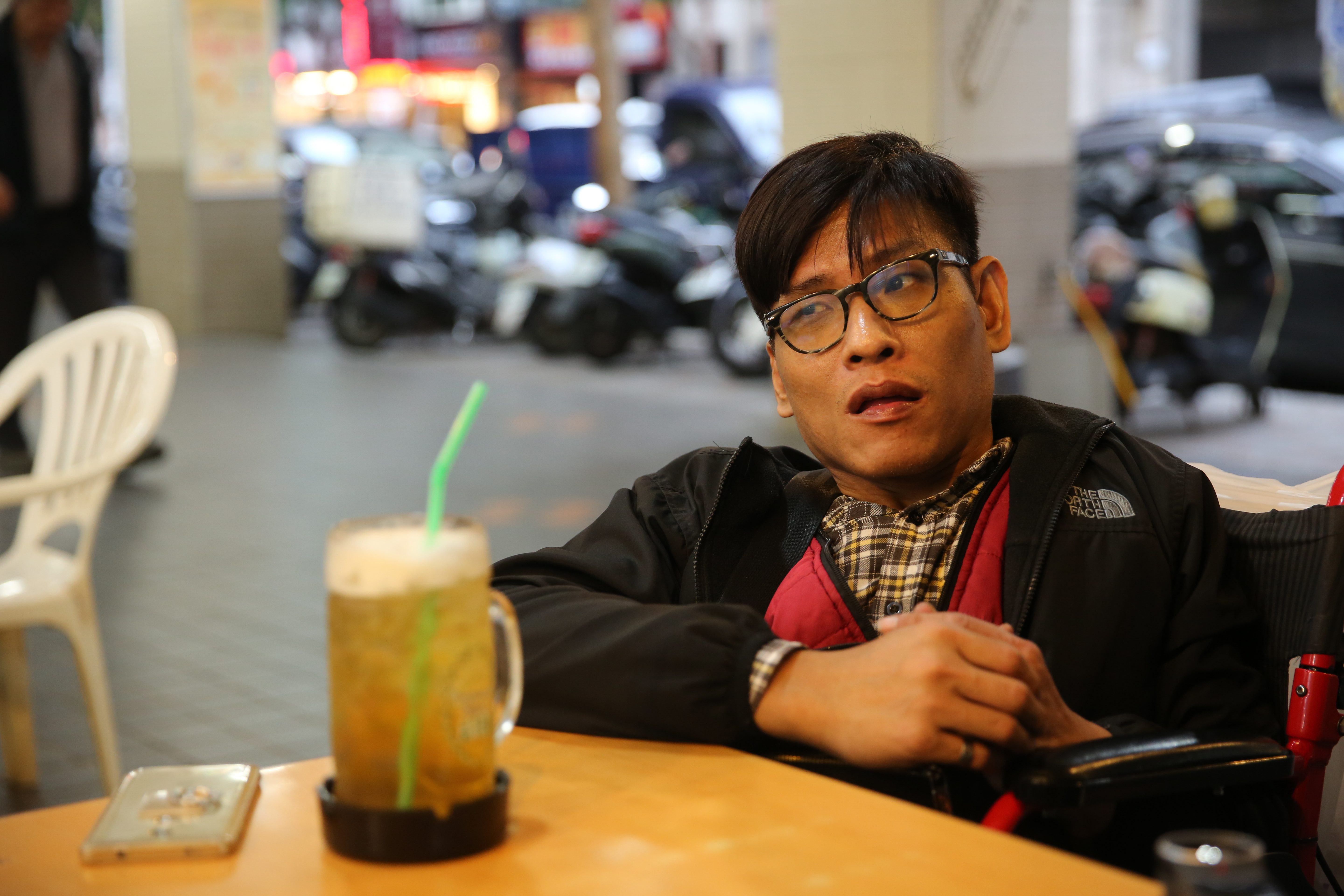 張忠仁這5年不斷在校園巡迴演講，也思考如何撰寫兄弟的自傳，希望能讓更多了解2人的故事。