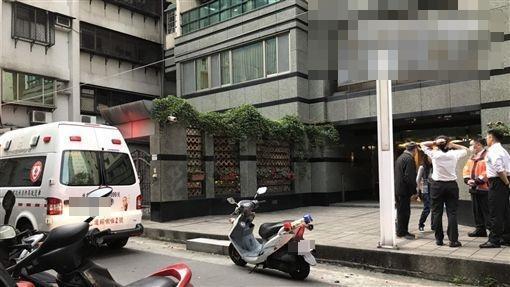 文化部專委黃女於年前上吊自殺，目睹女兒冰冷遺體的老母也在悲痛欲絕下尋短，讓得知噩耗的文化部同事不敢置信。（翻攝畫面）