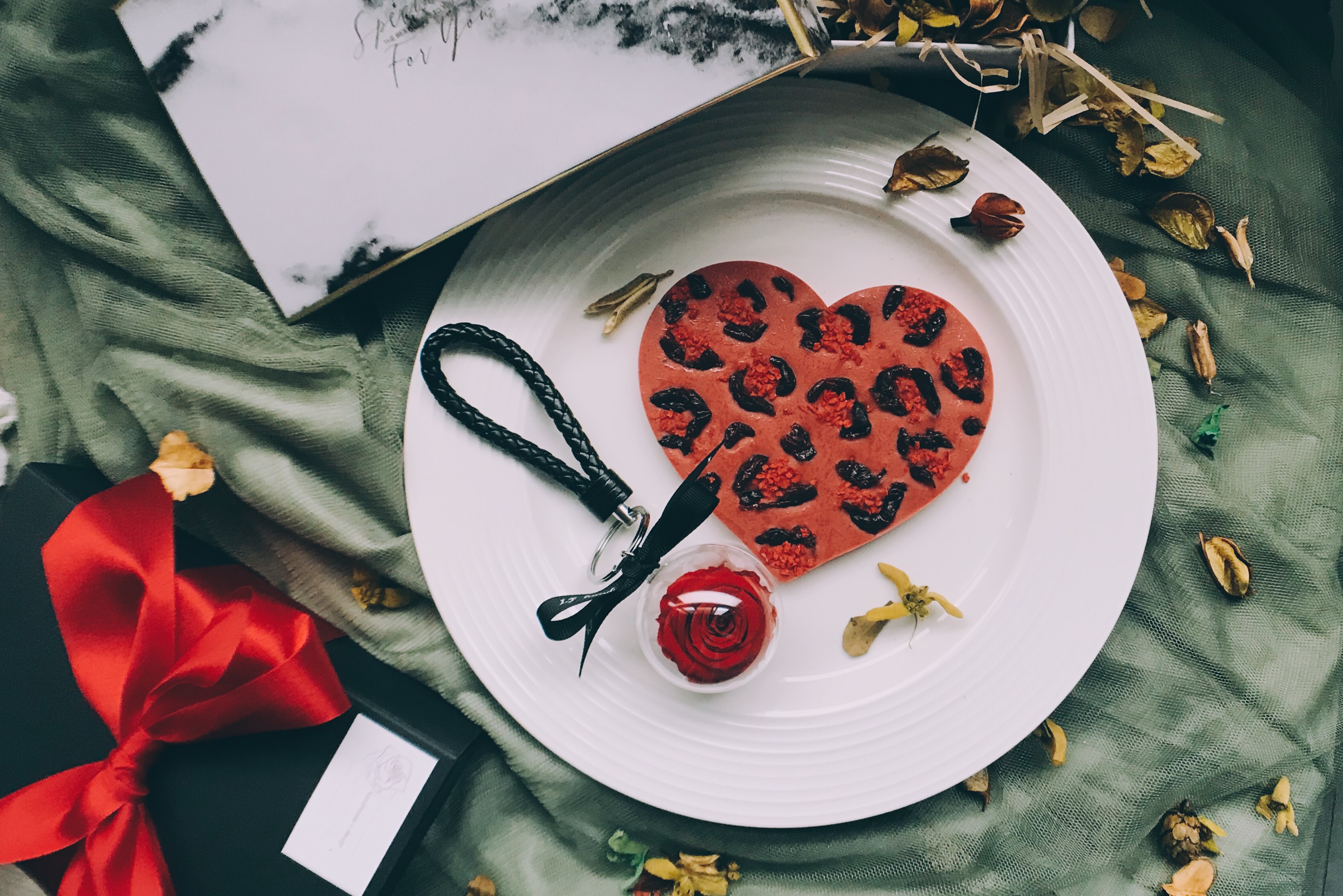 情人節限定禮盒「粉紅抱抱」有豹紋白巧克力、永生花鑰匙圈，很適合當做告白利器。（1,290元／盒）（Dali's Sugar Salon提供）