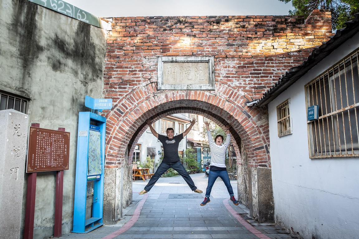 兌悅門基座以珊瑚礁建成，是台南唯一保有通行功用的城門。也是走春的重要通道。