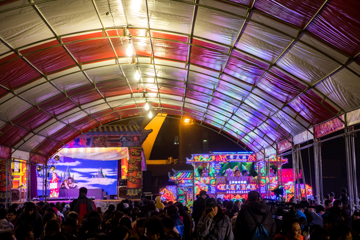 台灣現已少見的傳統尾牙場景，請到布袋戲與歌仔戲同時拚場。