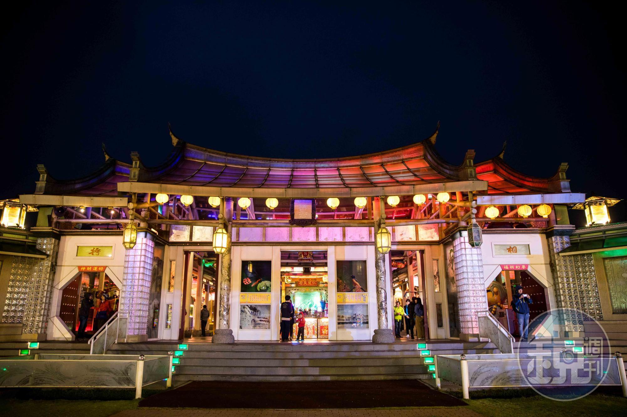彰化鹿港玻璃媽祖廟，夜間點燈後，格外有熱鬧氣氛。