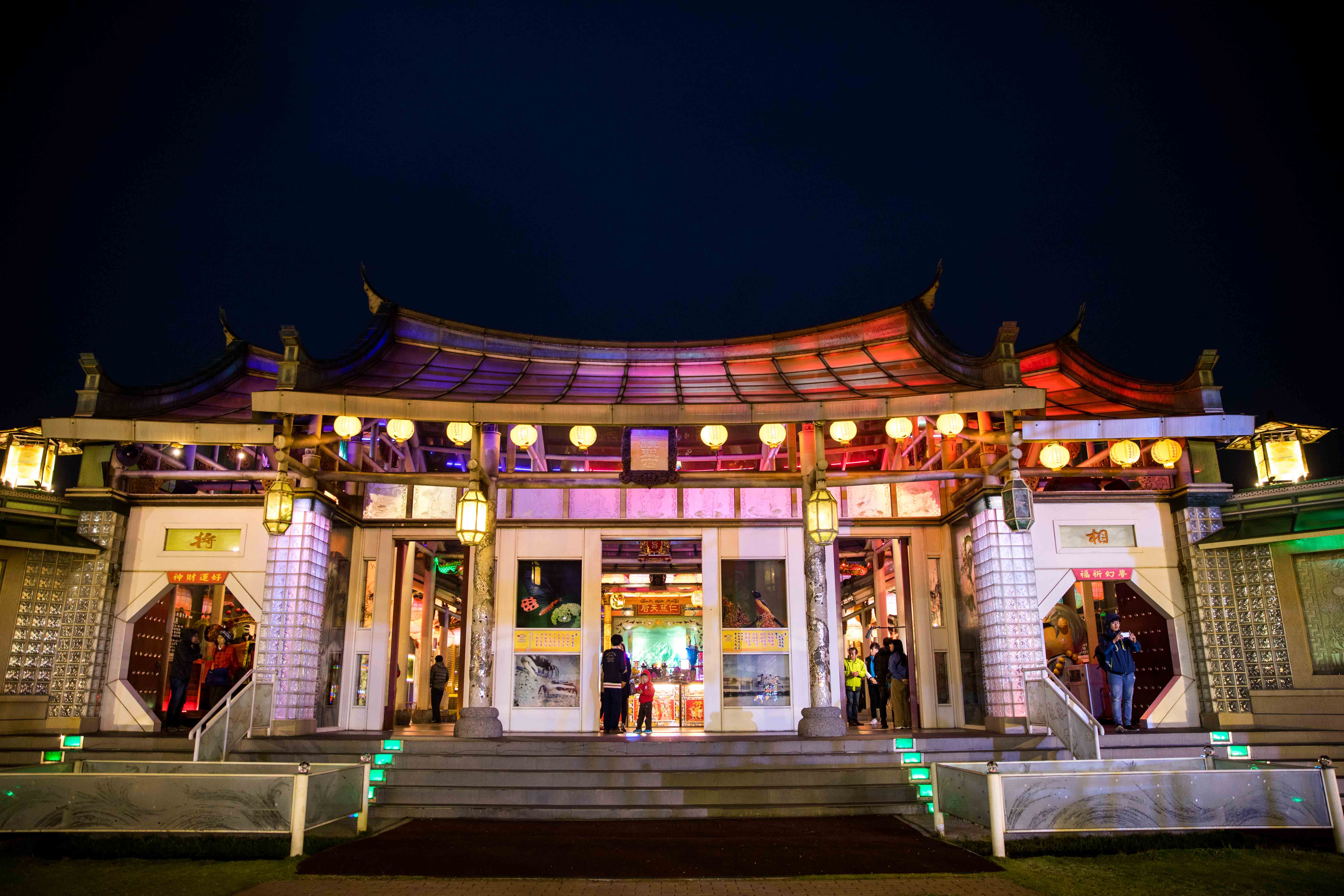 彰化鹿港玻璃媽祖廟，夜間點燈後，格外有熱鬧氣氛。