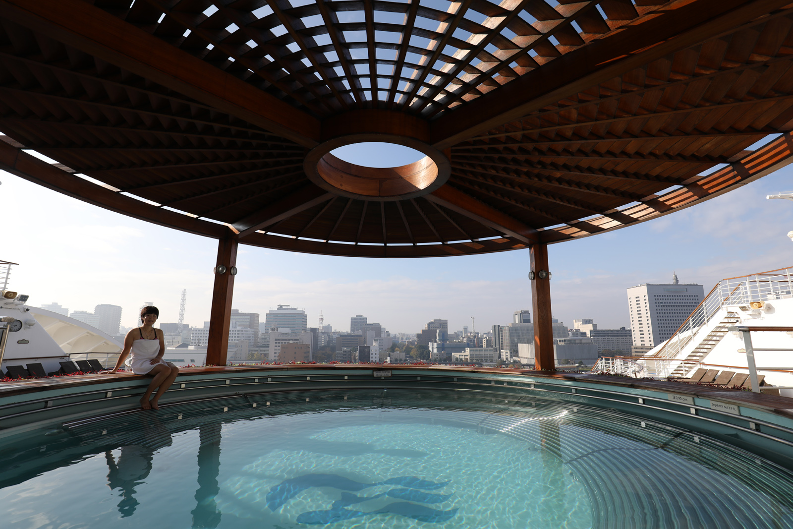 位於鑽石公主號船尾的「izumi」戶外浴場，能270度飽覽海上風光。