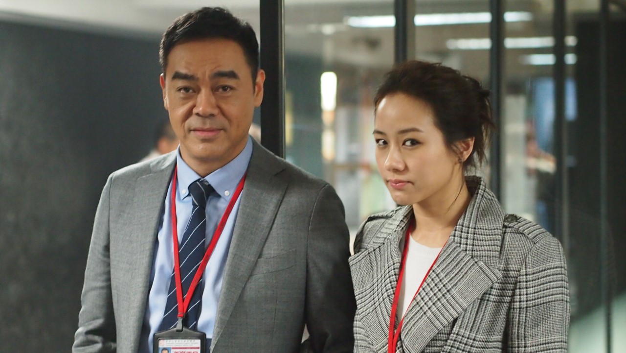 《廉政風雲  煙幕》中，劉青雲（左）與林嘉欣飾演同在廉政公署工作的夫妻。（華映提供）