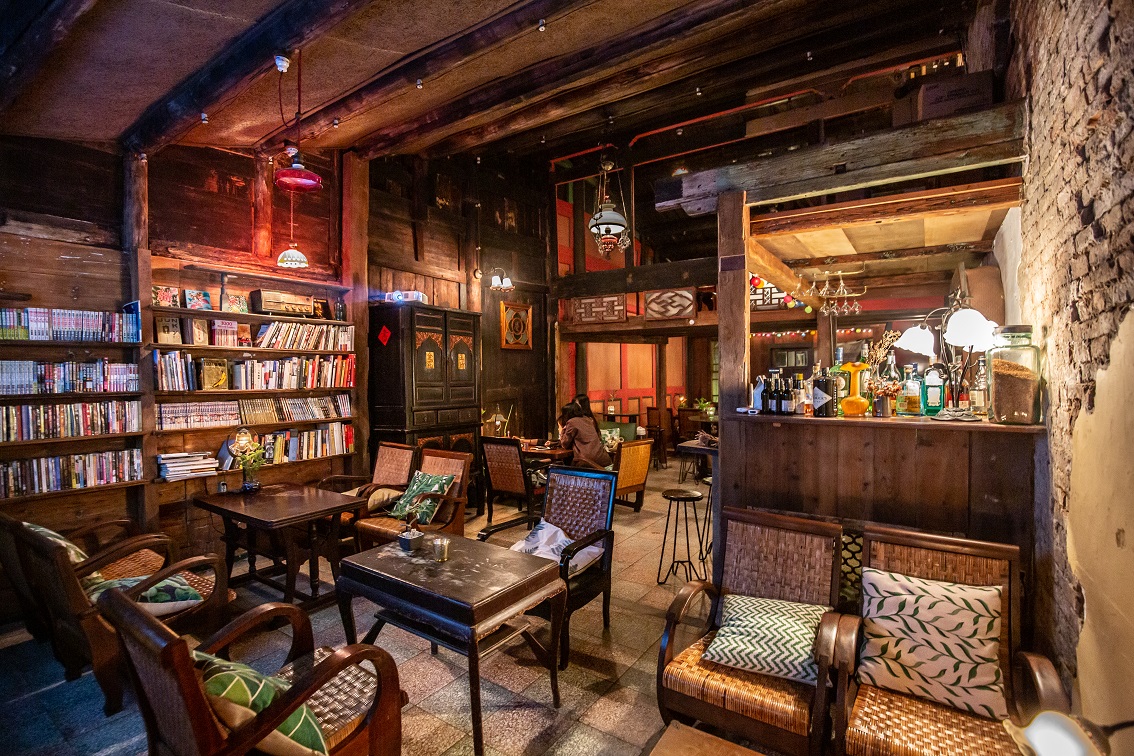 店內氣氛很復古，但卻不是ㄧ般台南常見的台式老屋風格。