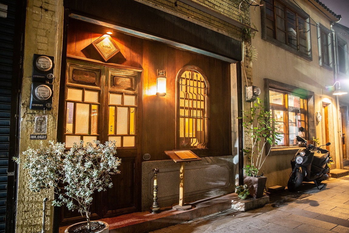 藏在巷子裡的「LOLA蘿拉冷飲店」，外觀沒有明顯招牌，很容易錯過。