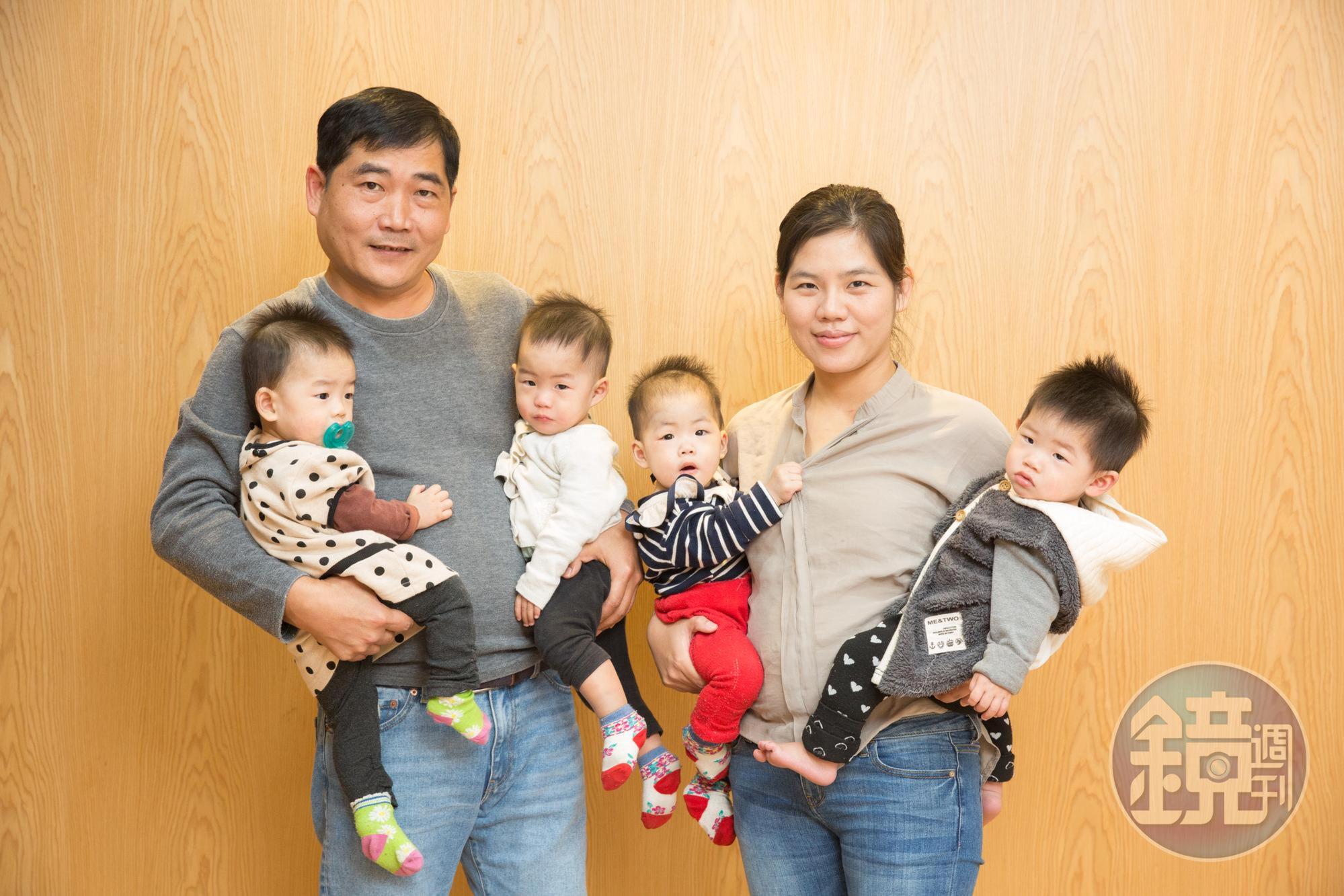 蕭亞芝與王棟材有四胞胎女兒，照料小孩每天猶如打仗，但他們仍視為天下最大的幸福。