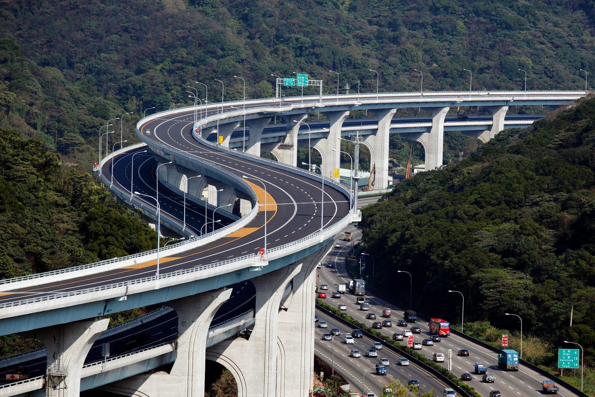 9天春節連假將登場,高公局公布9天連假的預測路段及春節車潮疏散措施,並呼籲民眾上路前先查好路況。(高公局臉書-高速小飛力)