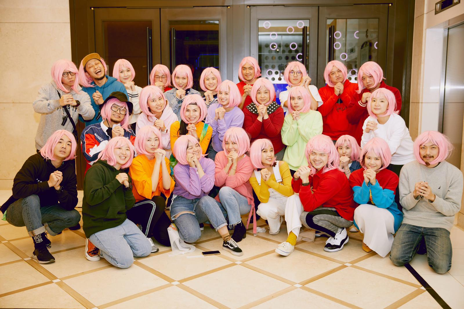 鬼鬼吳映潔辦尾牙，全場不分男女戴上粉紅色假髮非常吸睛。（吳映潔工作室提供）