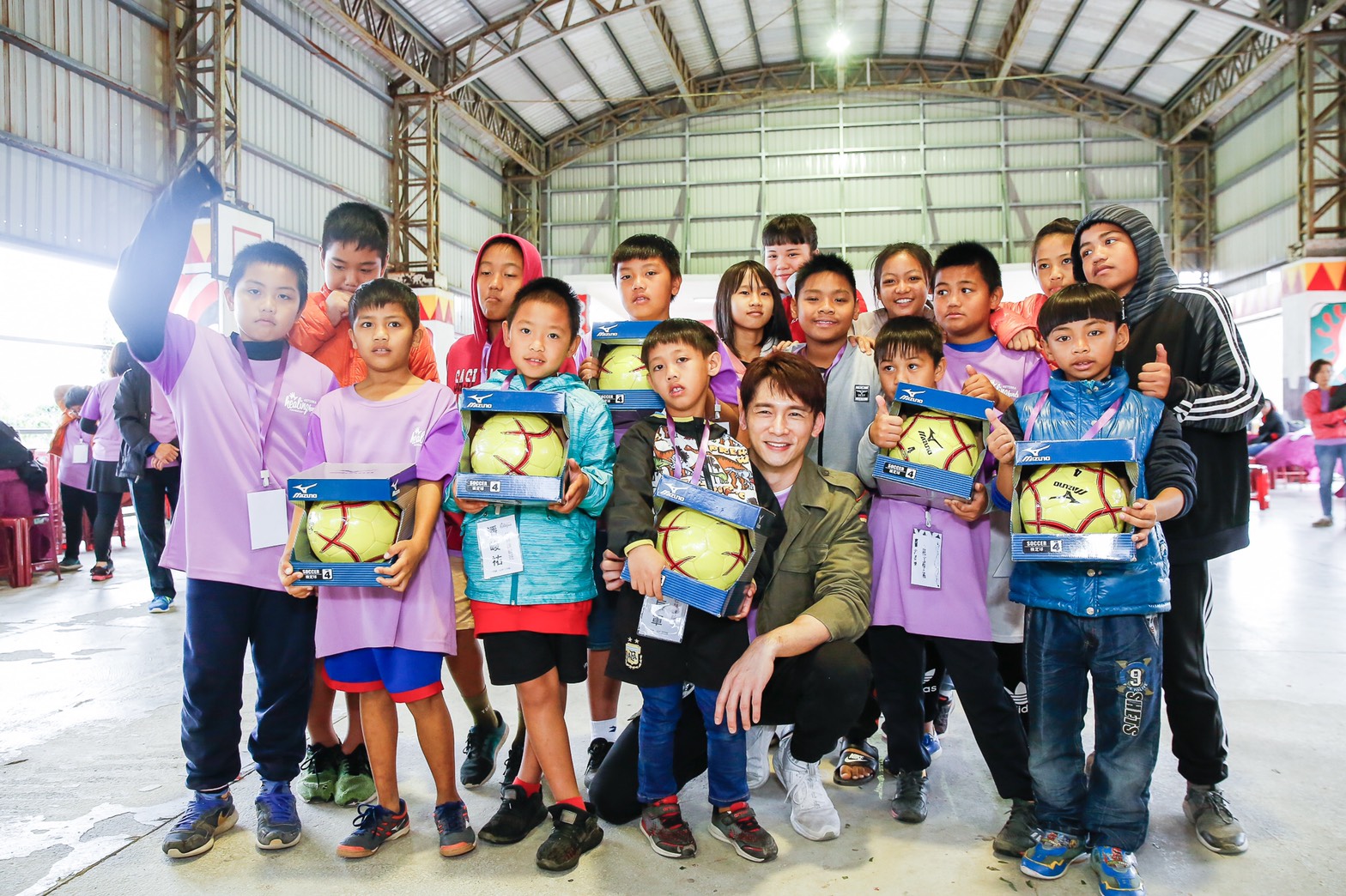 溫昇豪與來自牡林、長樂、伊屯、中心崙4個課輔班的孩子溫馨相聚。（療癒之手基金會提供）