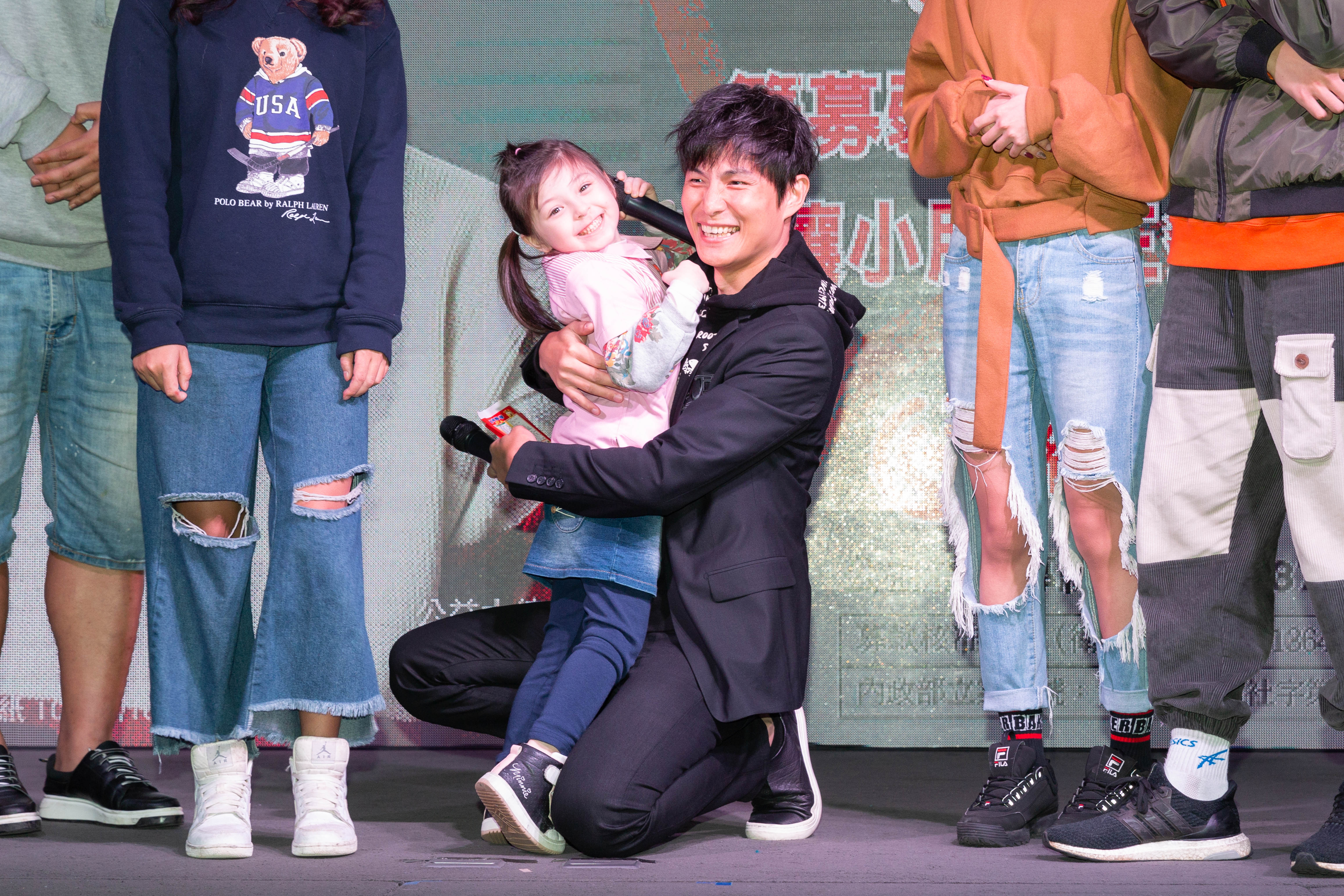 孫協志出席公益活動，被小童星樂樂逗樂。