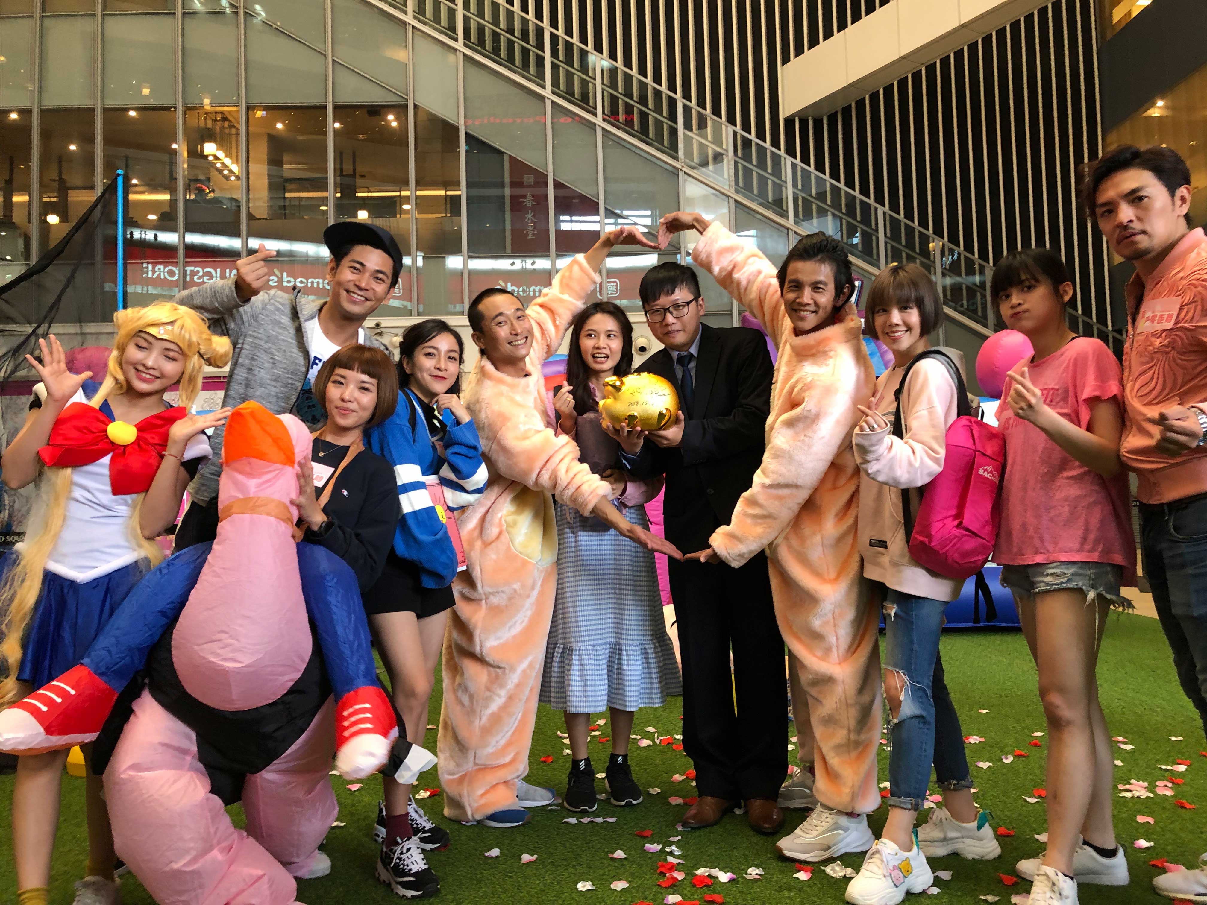 浩角翔起還特地穿上小豬偶裝，幫男觀眾向女友求婚，順利求婚成功超感人。（民視提供）