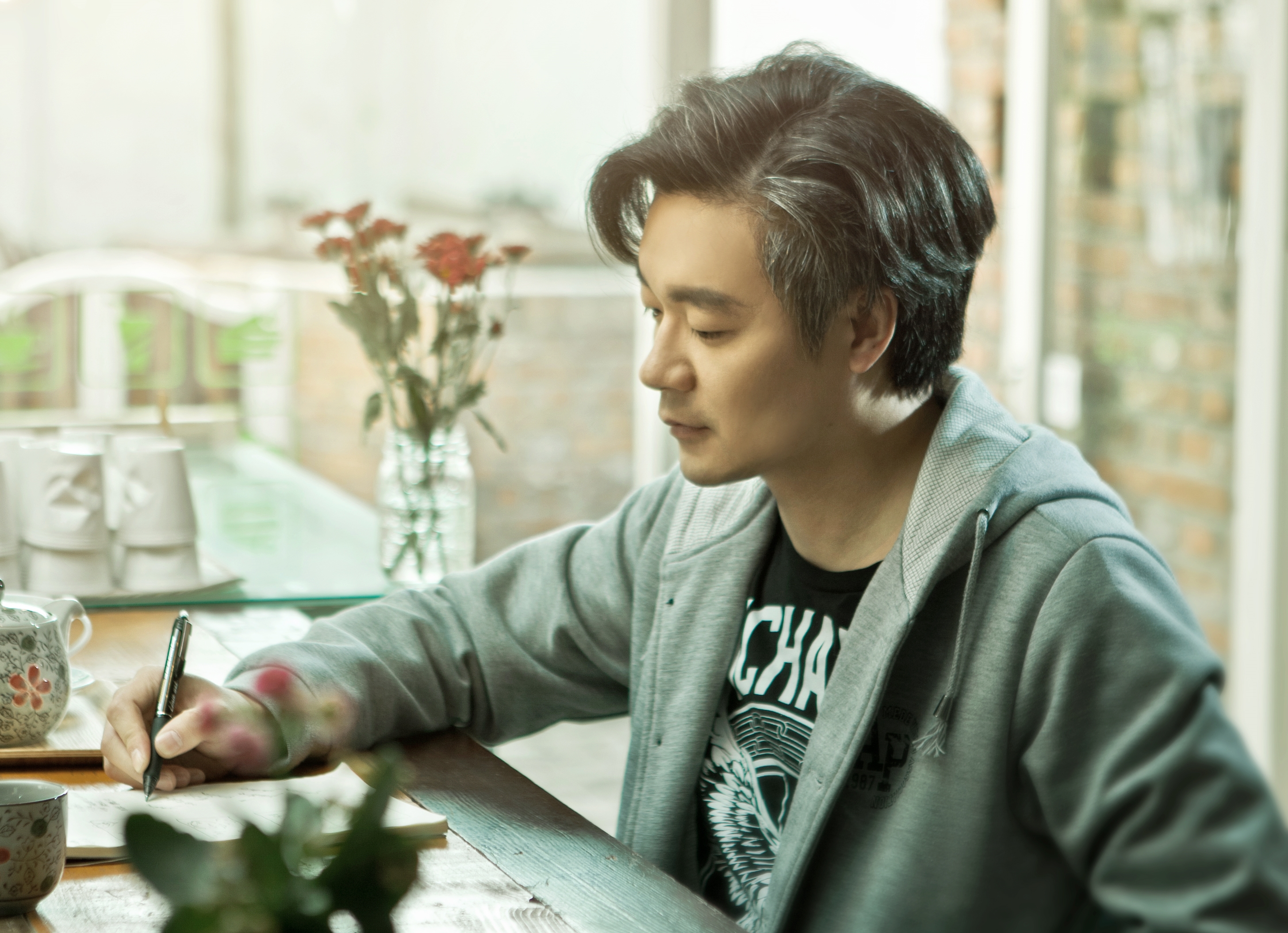 張嘉佳因深夜故事《從你的全世界路過》走紅，也賣出許多電影故事版權。（新經典文化提供）