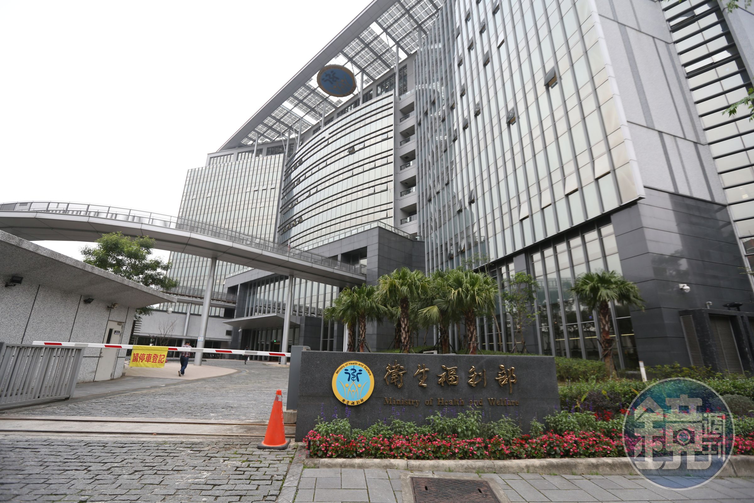 衛福部宣布，適逢農曆春節，且各地申請補繳單的民眾太多，因此將國民年金補繳期限延後至3月31日。圖為衛福部大樓。