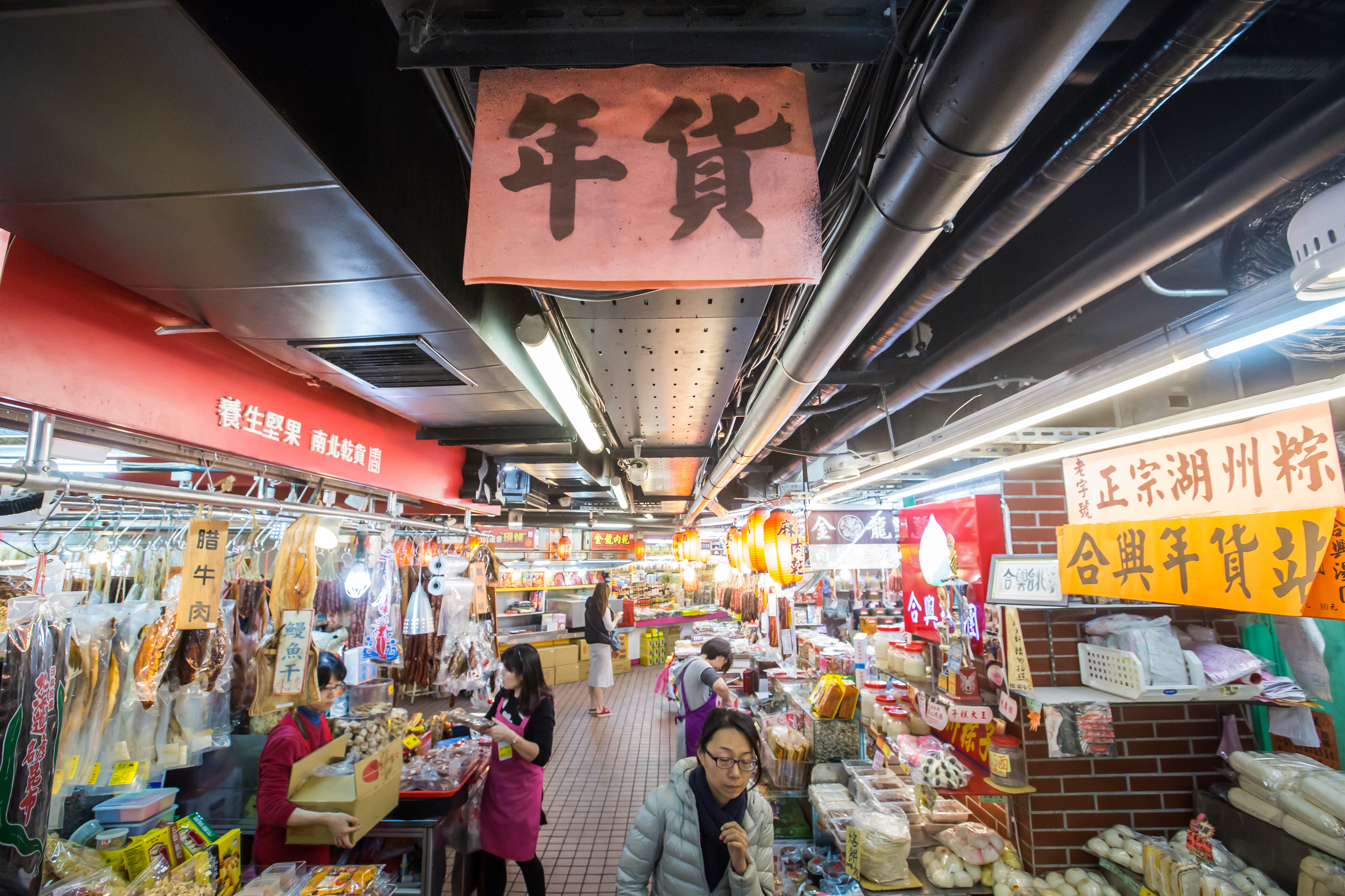 民眾習慣在農曆新年期間大魚大肉，各式應景年菜加上誘人零嘴，很容易讓熱量攝取過多。