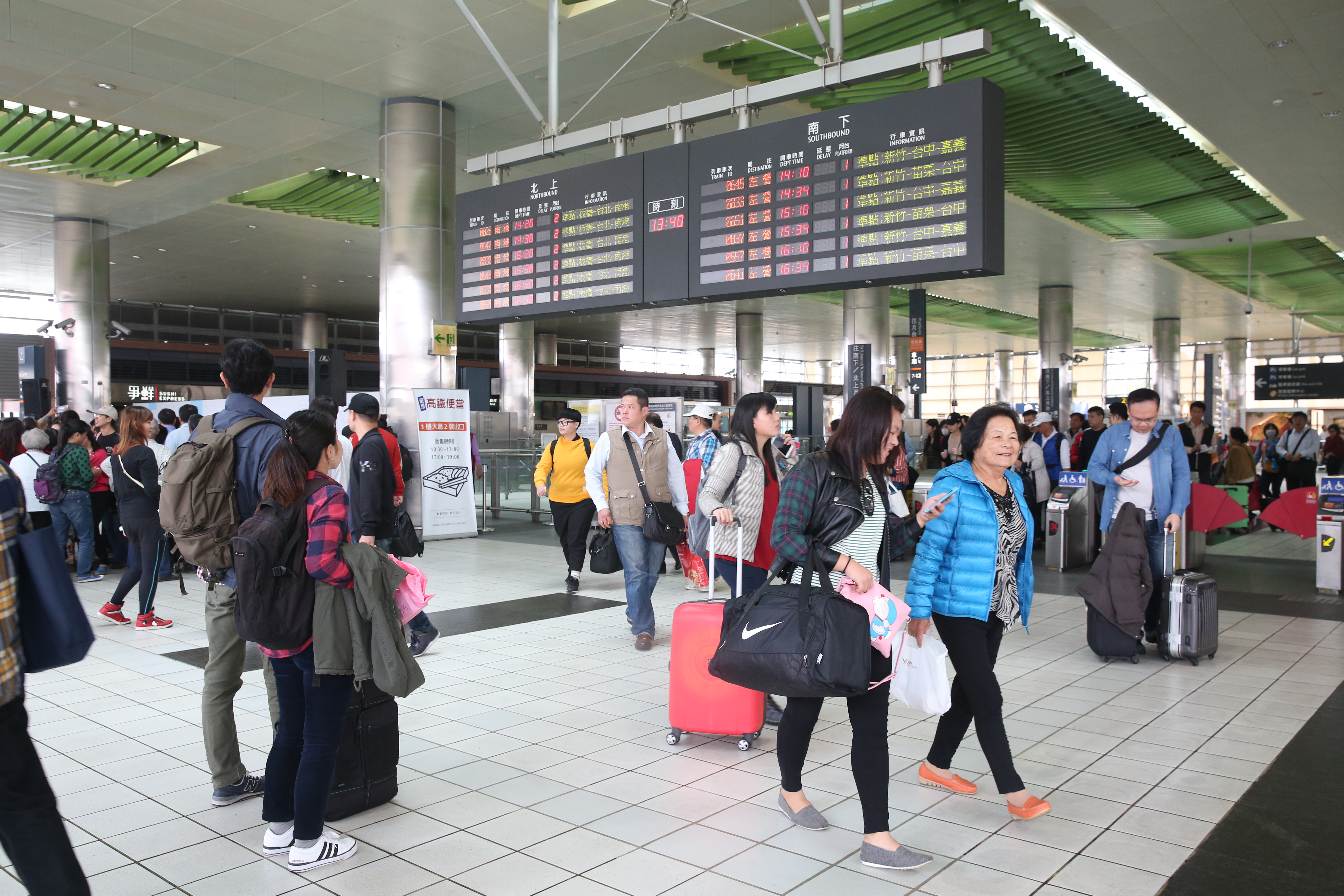 每逢農曆春節，在外工作的遊子陸續返鄉。