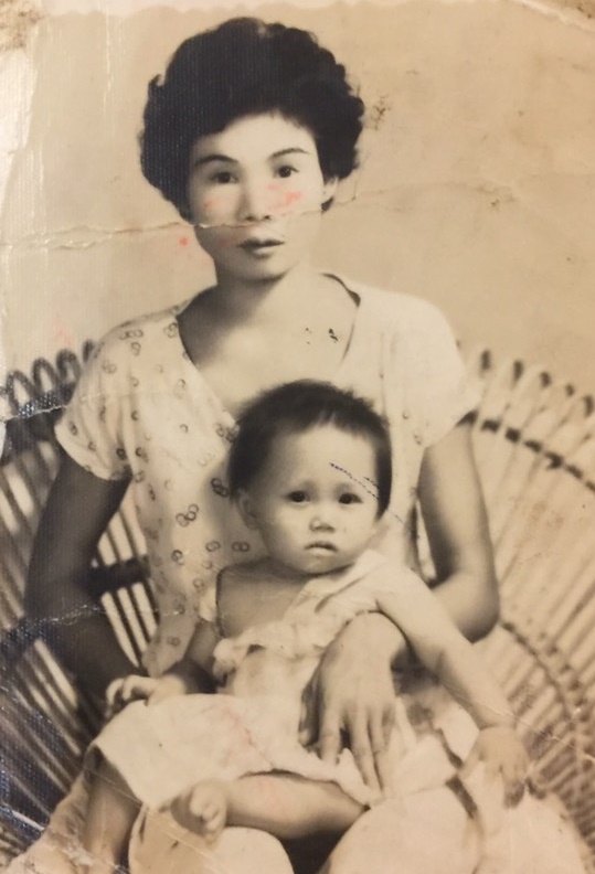 透過一張泛黃照片，出養60年的女兒終於找到家人。（翻攝畫面）