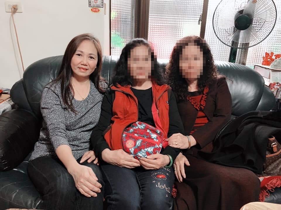 三姊妹終於相聚，感動的數度泛淚。（翻攝畫面）