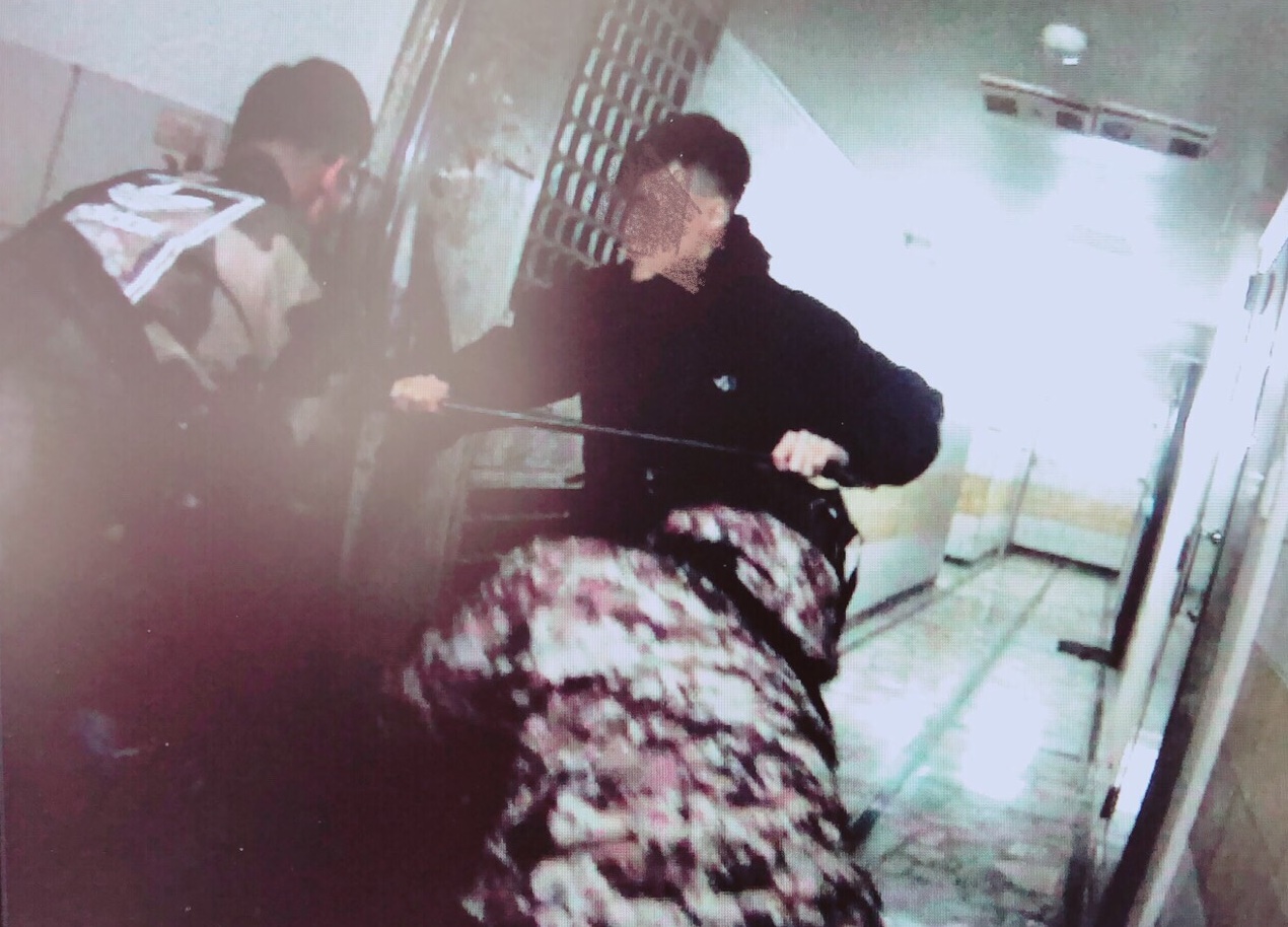 嫌犯將毒品丟包企圖滅證。(警方提供)