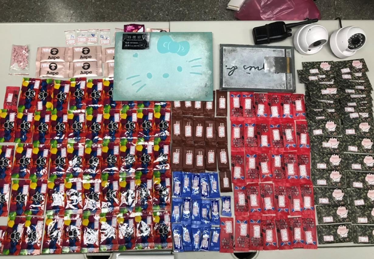 警方在現場起出大量毒咖啡包。(警方提供)