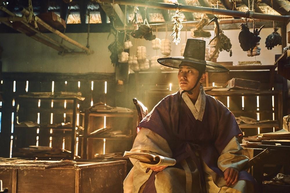 大勢演員朱智勛主演的《李屍朝鮮》,播出後獲得眾多正面評價。(Netflix提供)