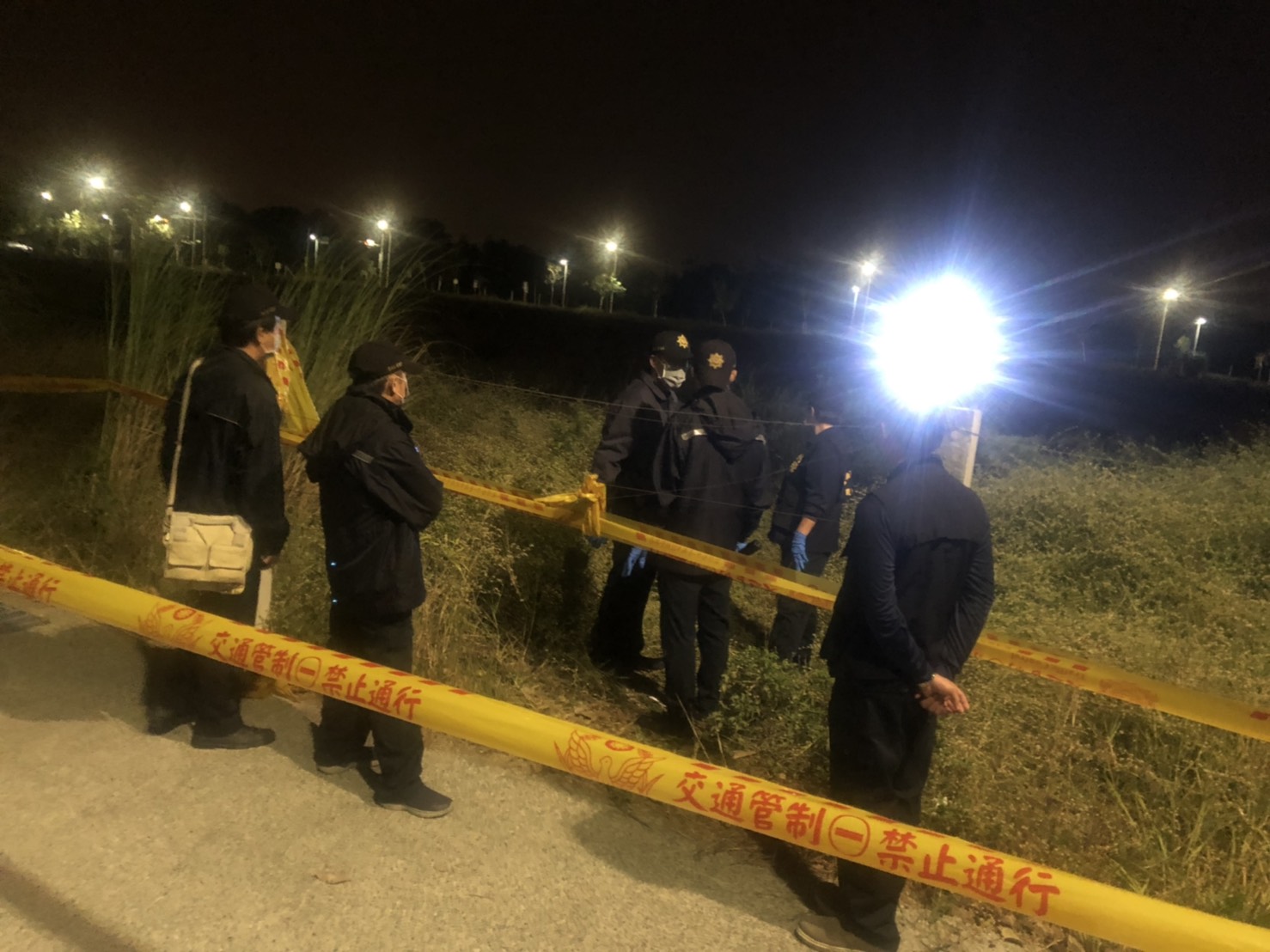 鑑識小組到現場勘驗。（翻攝畫面）