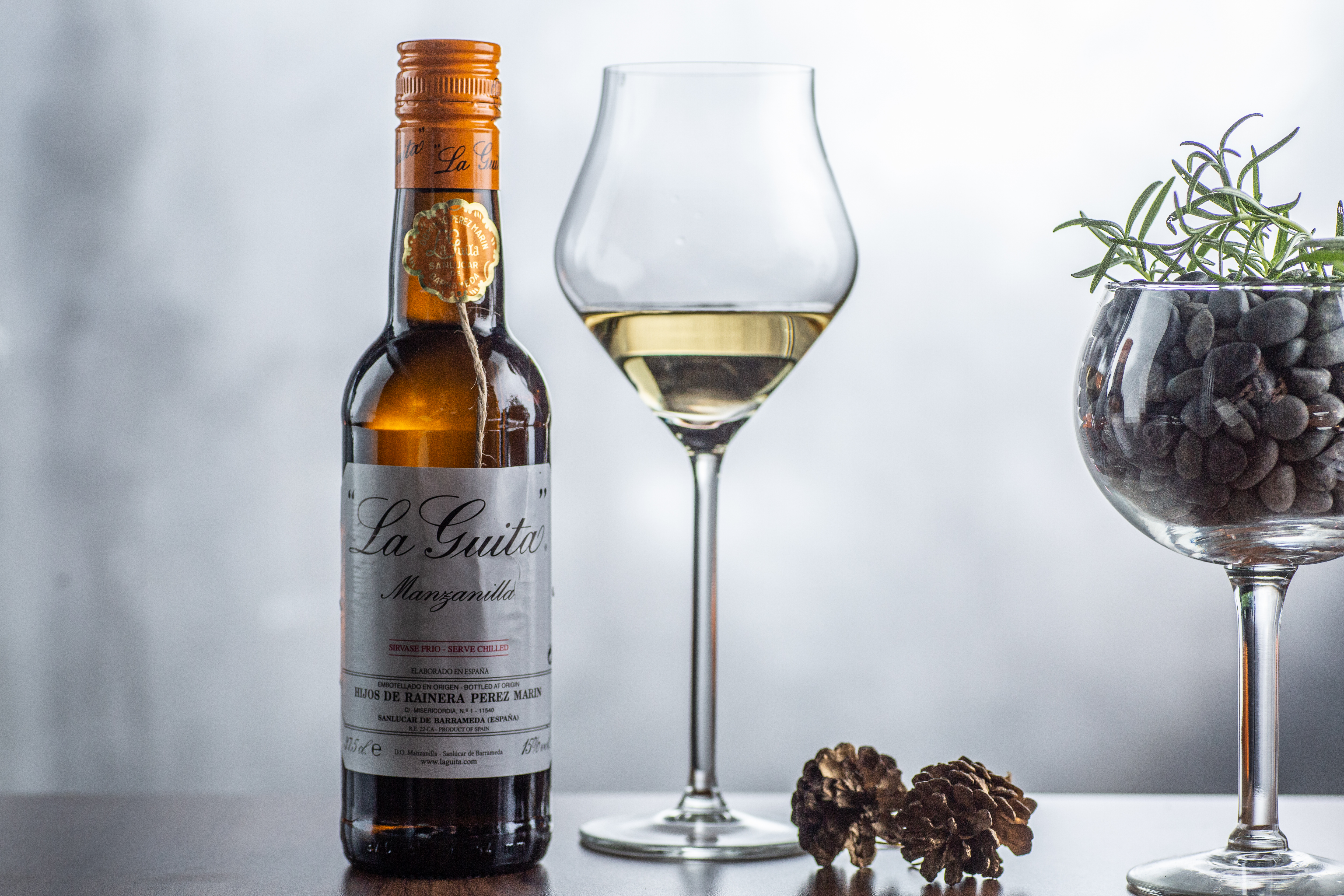 「小麻繩蔓莎尼雅雪莉酒 La Guita Manzanilla」柑橘果香與淡雅花香中飄散一股海洋鹹香，是中菜的百搭款
