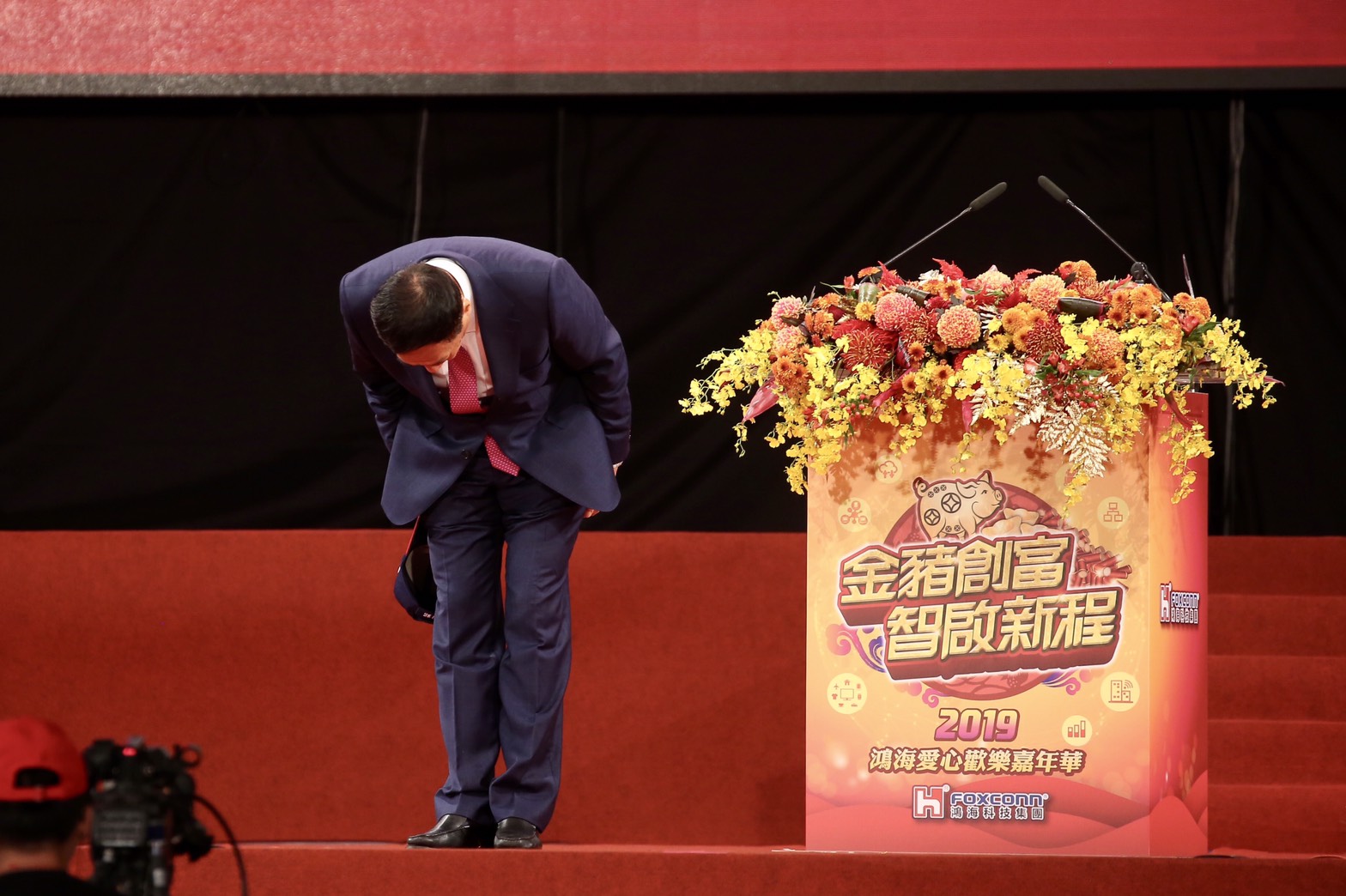 鴻海集團去年營收突破6兆元，董事長郭台銘向員工鞠躬道謝。