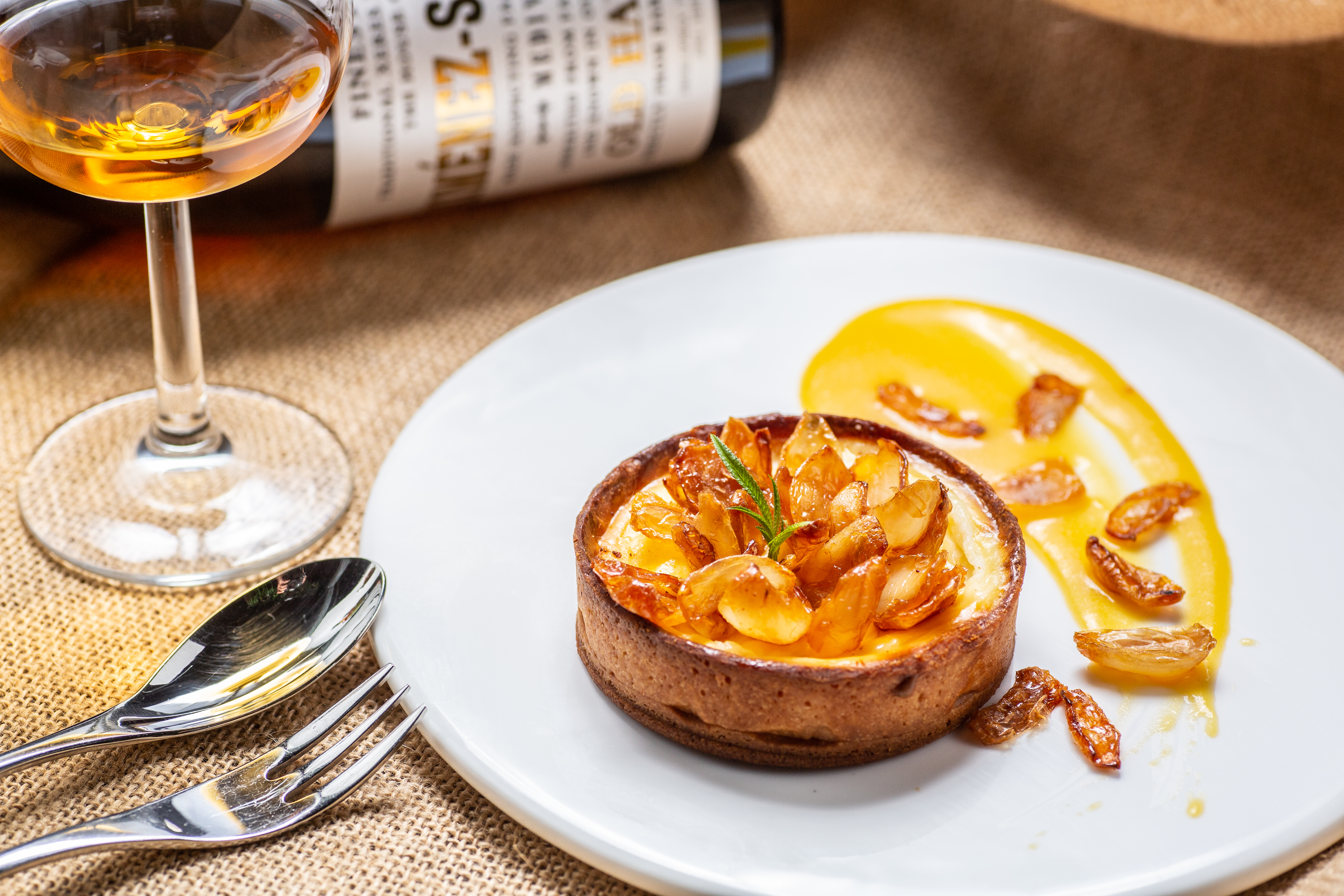 糖炒百合根熟乳酪塔,搭配「老採收PX雪莉酒 Ximenez Spinola Old Harvest」微甜帶鹹,口感飽滿。(1,600元/瓶)