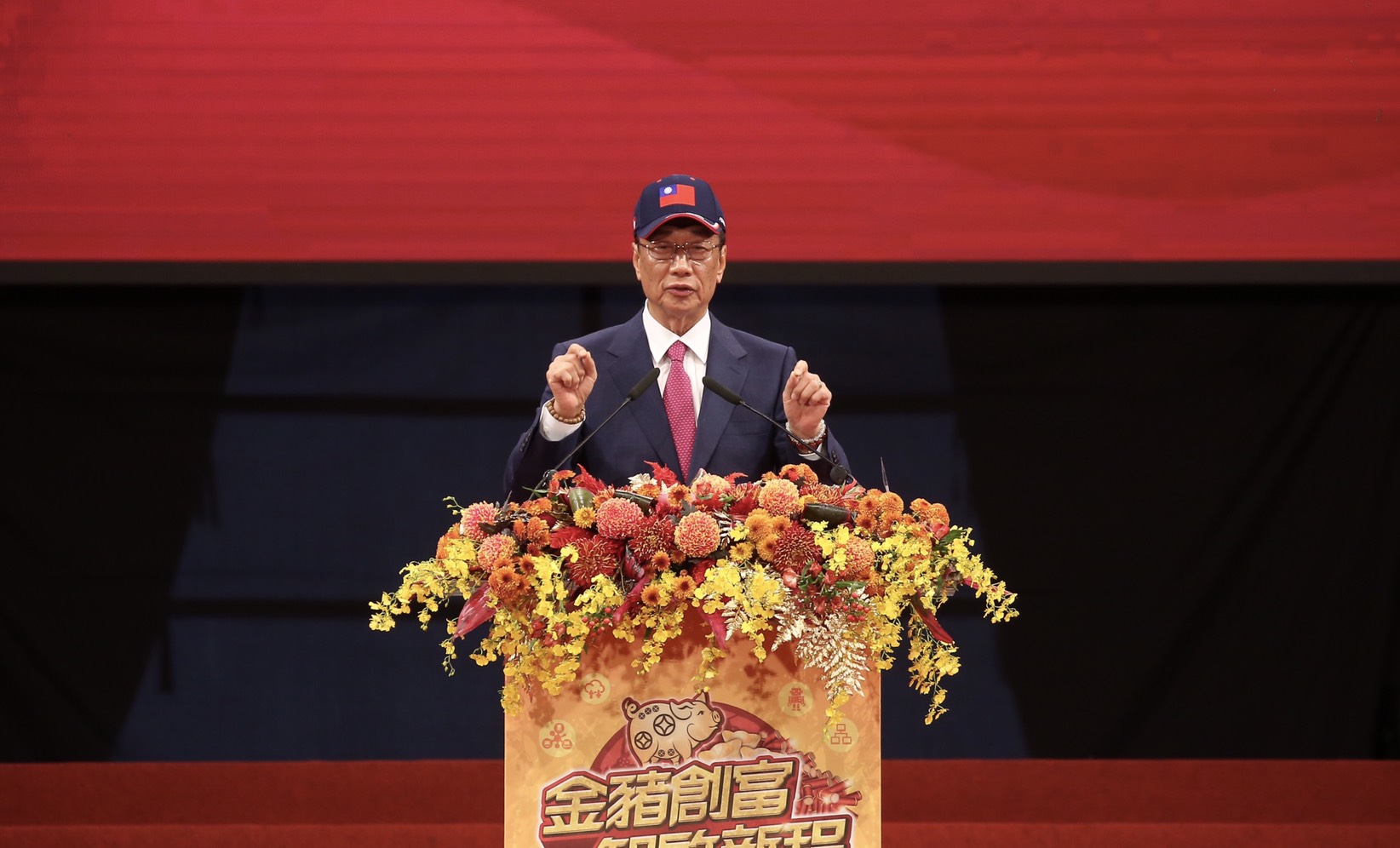 面對大環境不景氣，鴻海董事長郭台銘期許外界對他要有信心。