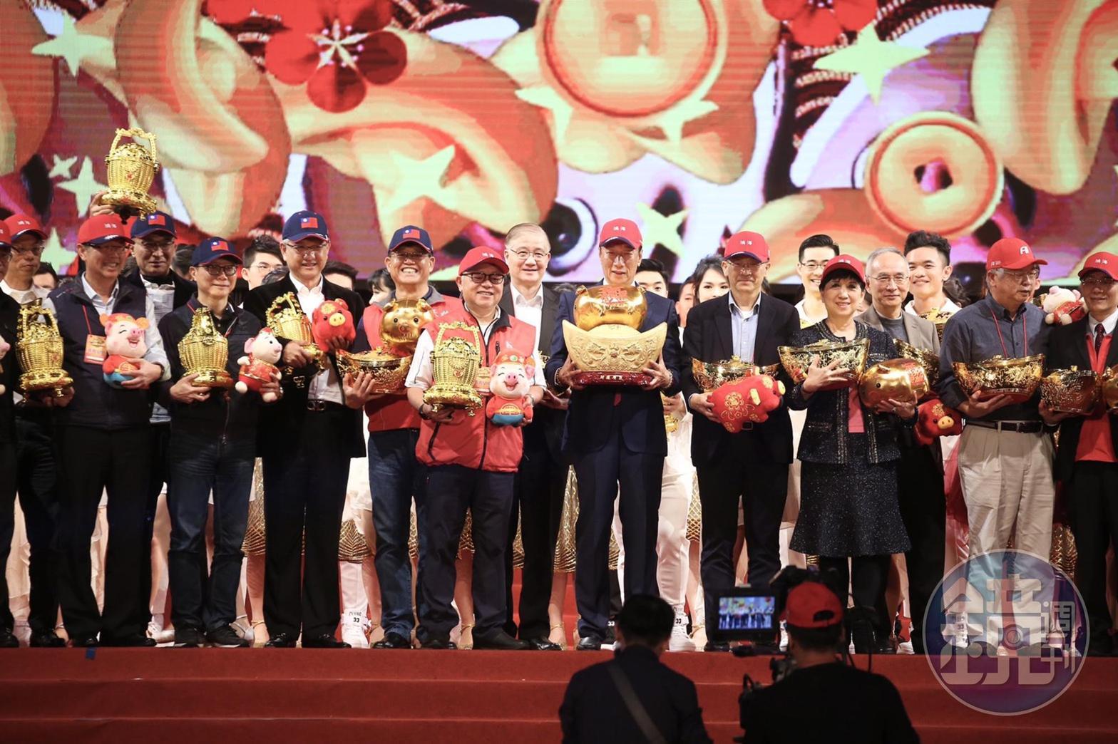 鴻海集團董事長郭台銘為年度展望寫下對聯,今年集團發展將鎖定人工智慧。