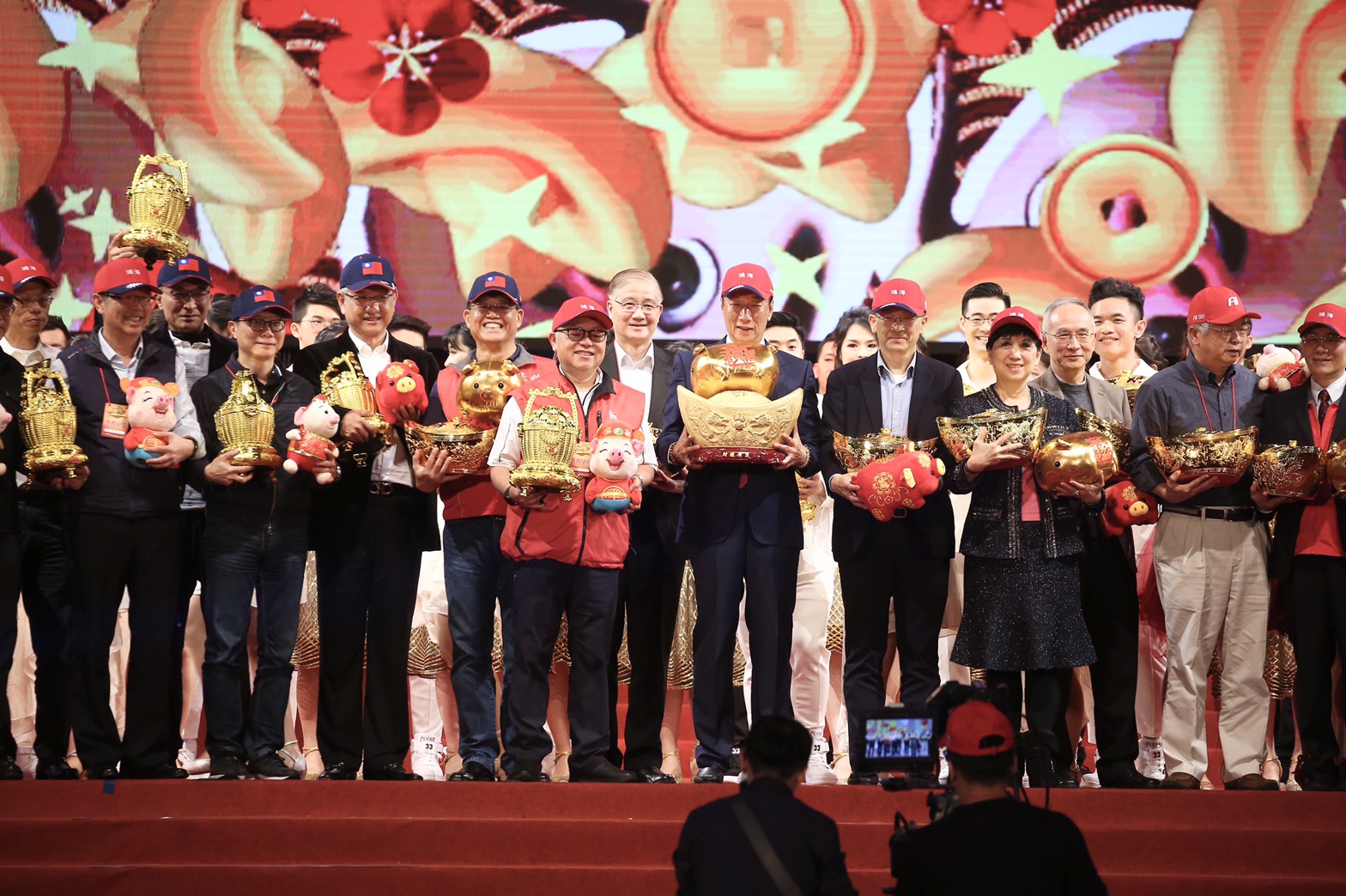 鴻海集團董事長郭台銘為年度展望寫下對聯，今年集團發展將鎖定人工智慧。