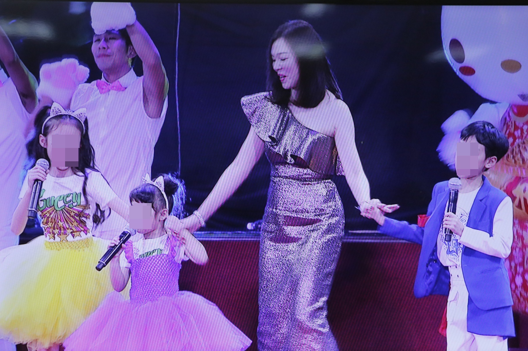 鴻海董事長夫人曾馨瑩為了感謝丈夫郭台銘及鴻海全體員工的辛勞，與3個子女特別表演當今夯歌「學貓叫」。（鴻海提供）