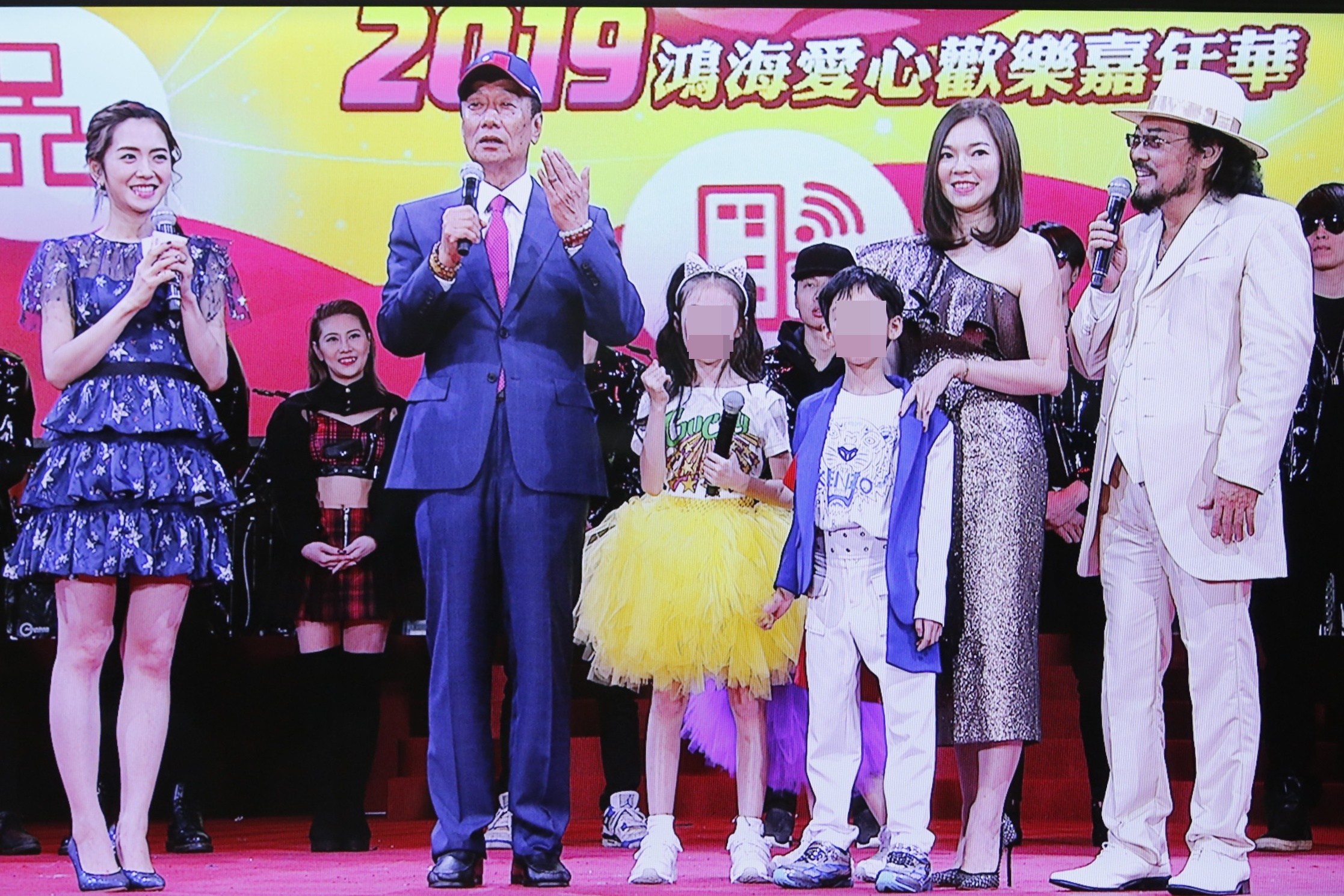郭董也上台，感謝太太與3個子女的辛苦練習的禮物。（鴻海提供）