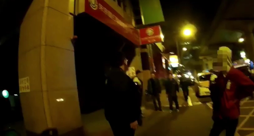 雙方友人均至內湖派出所關心案情，於派出所外又發生衝突。（警方提供）