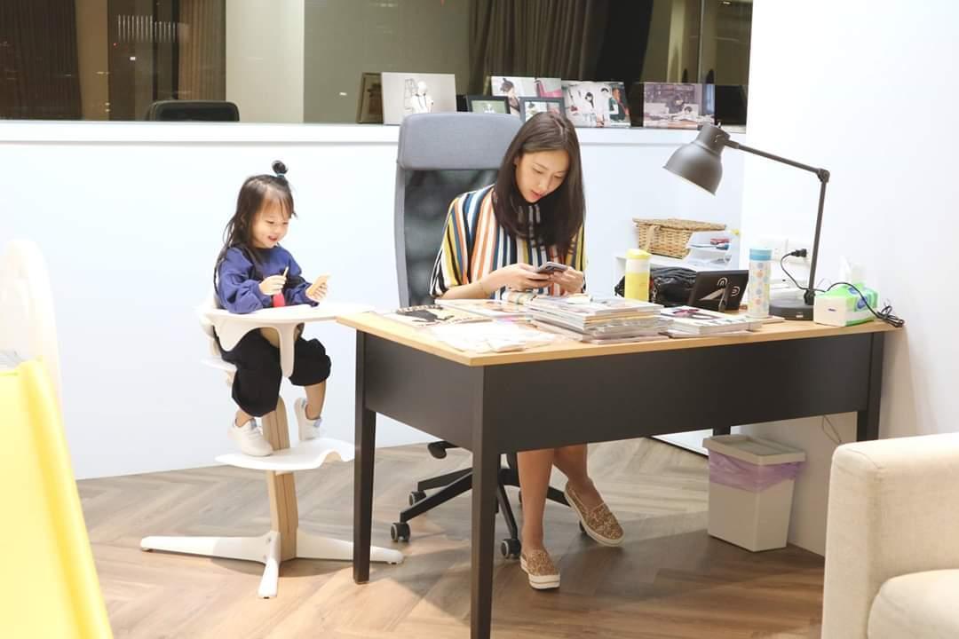 隋棠在臉書秀工作照,女兒也幫忙宣傳。(翻攝SUITANGTANG臉書)