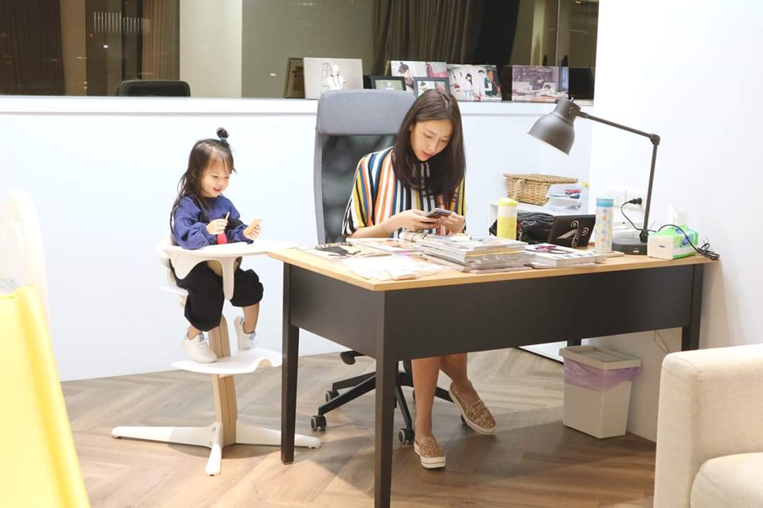 隋棠在臉書秀工作照，女兒也幫忙宣傳。（翻攝SUITANGTANG臉書）