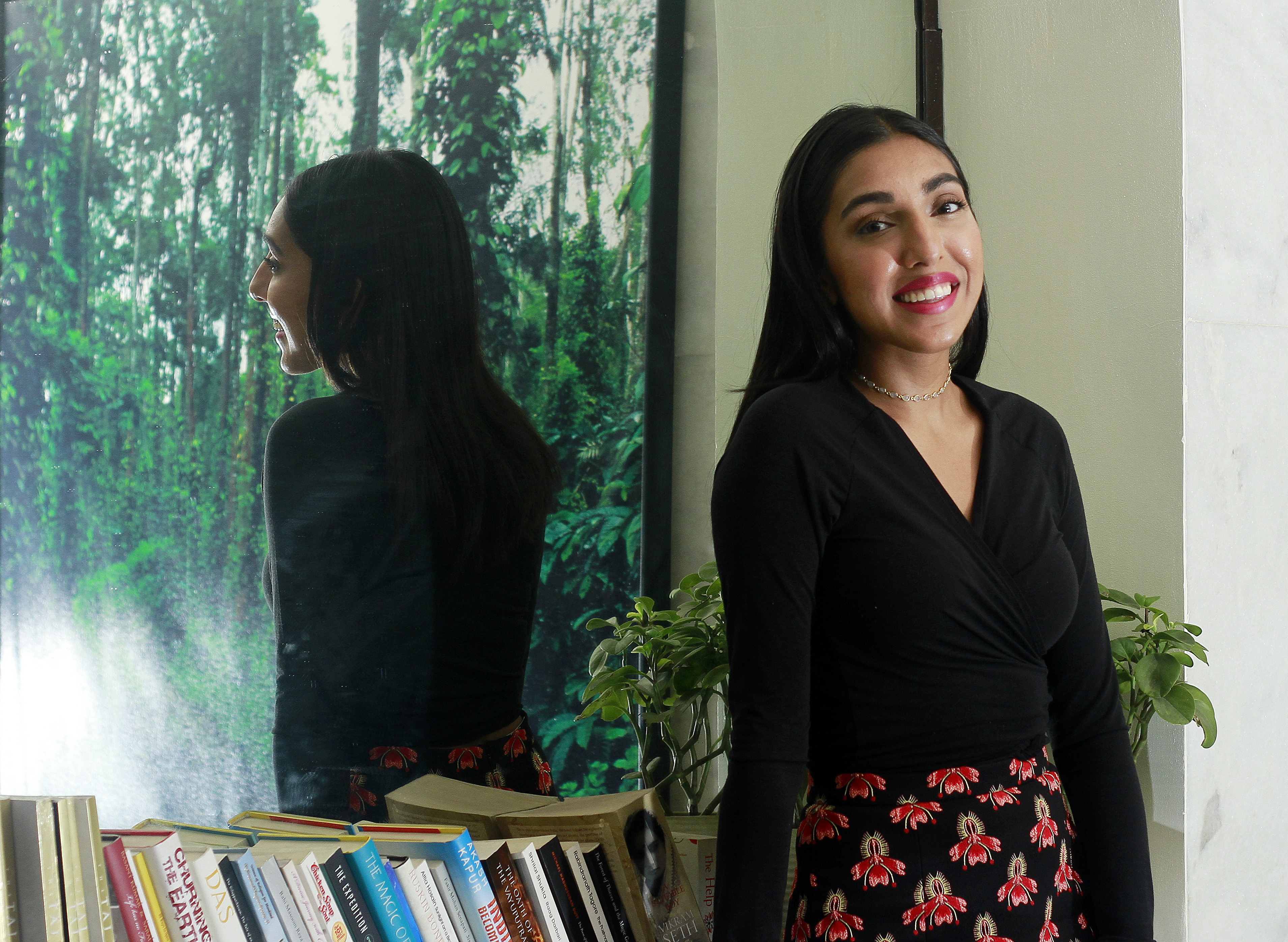 加拿大詩人露琵考爾2018年的印度巡迴簽書會，在新德里接受媒體採訪。（東方IC）