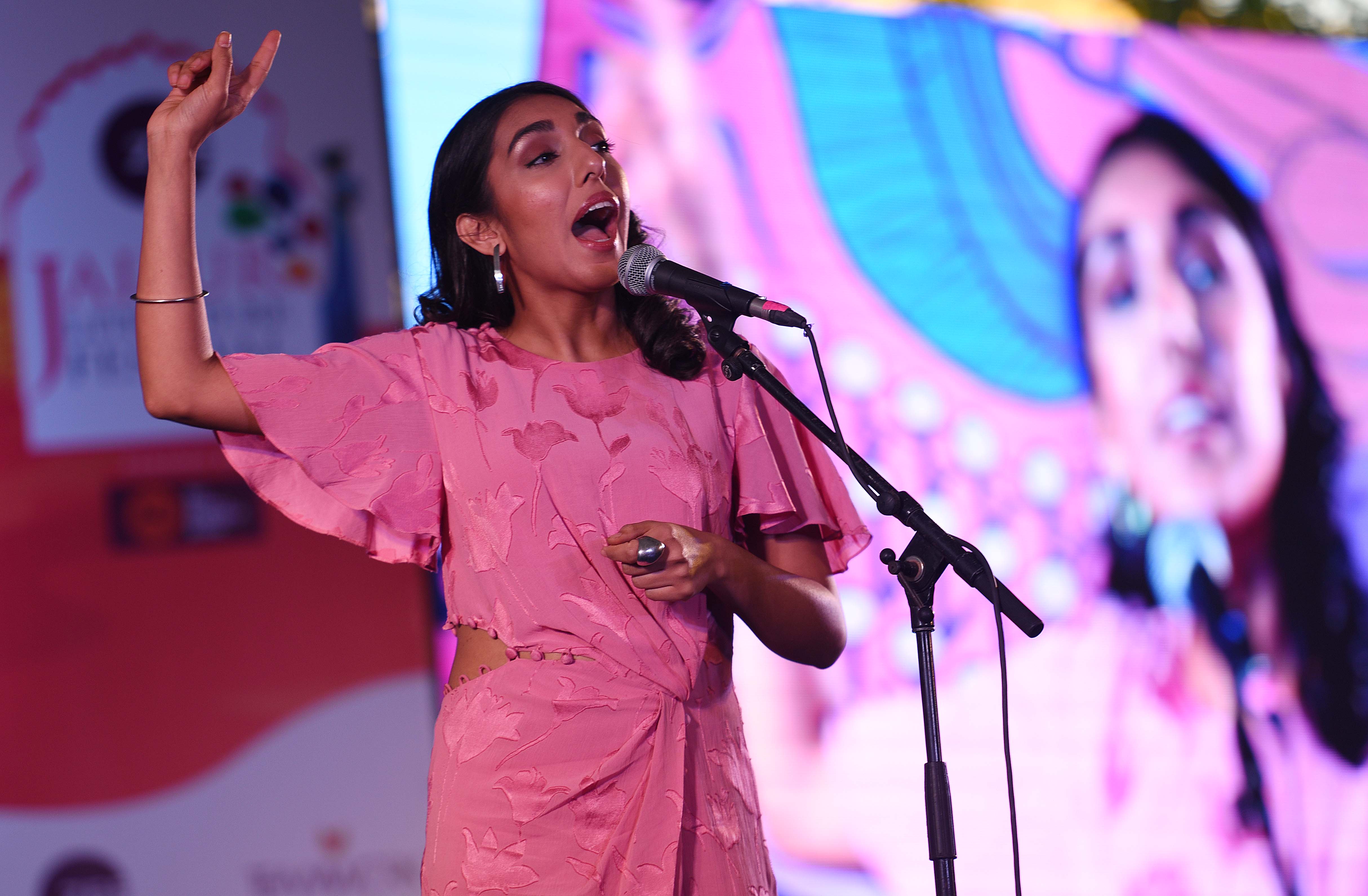 2018年1月，透過社群網路發表作品成為暢銷詩人的露琵考爾，出席印度齋浦爾的文學季活動。（東方IC）