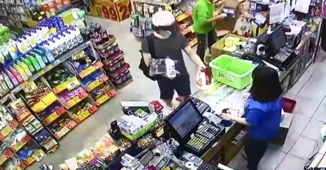 吳茂騰從頭到尾都戴著安全帽與口罩購買塑膠袋及清潔劑。（警方提供）