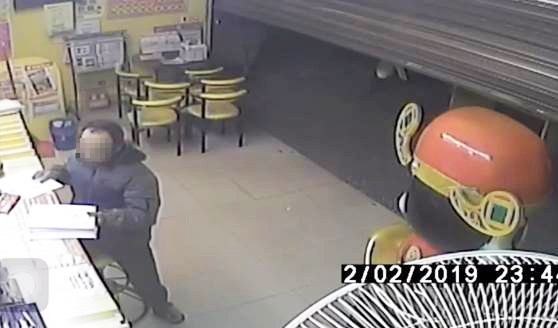 快打烊了，他在店裡假裝研究明牌。（警方提供）