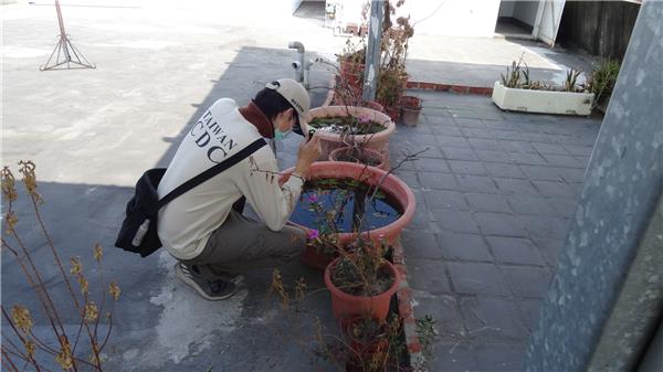 高雄出現首例本土登革熱，相關單位則不敢大意，正進行防治工作。（翻攝畫面）