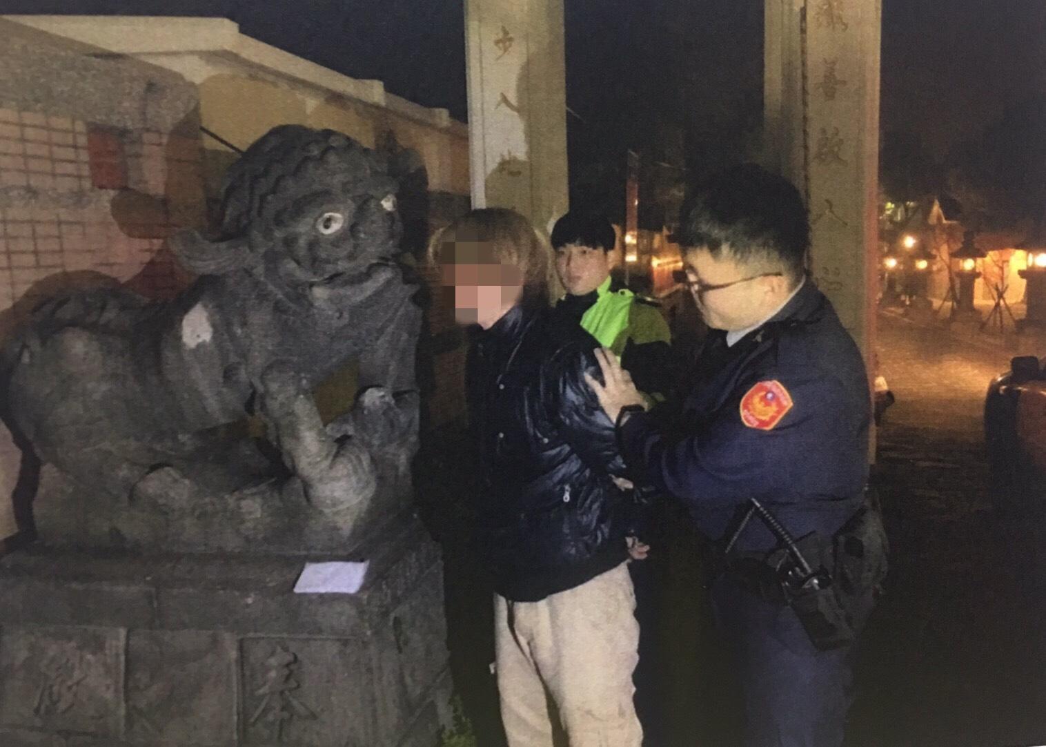 邱嫌前往地藏庵查看贖金，被警方逮捕。 （翻攝畫面）